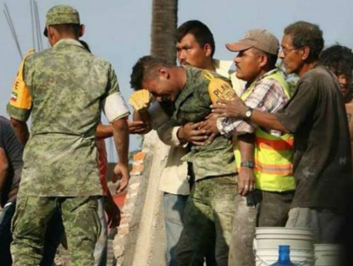 La historia detrás de la foto del soldado y 2 más que te conmoverán