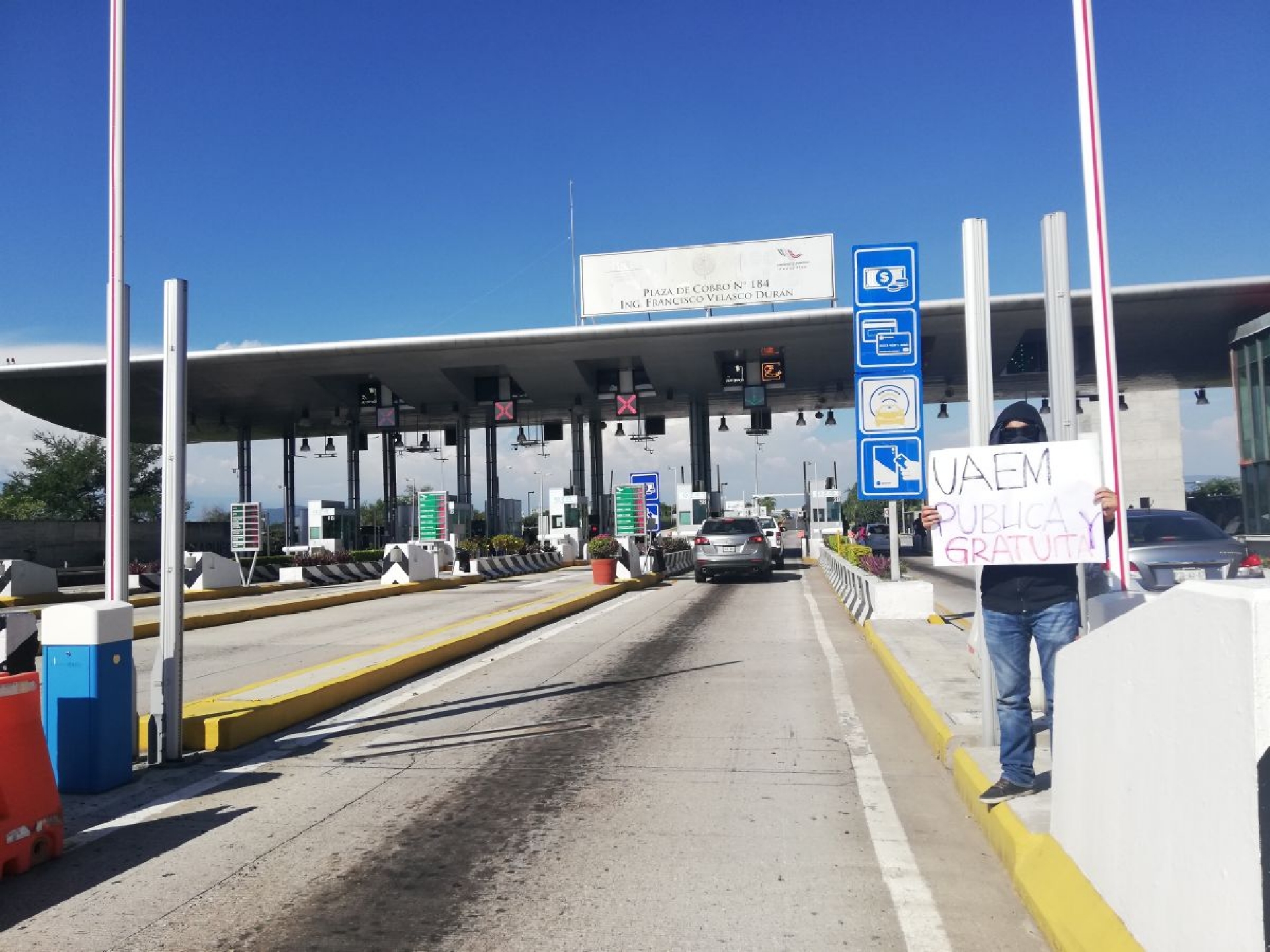 En apoyo a la UAEM toman caseta de la autopista del Sol en Ahuehuetzingo