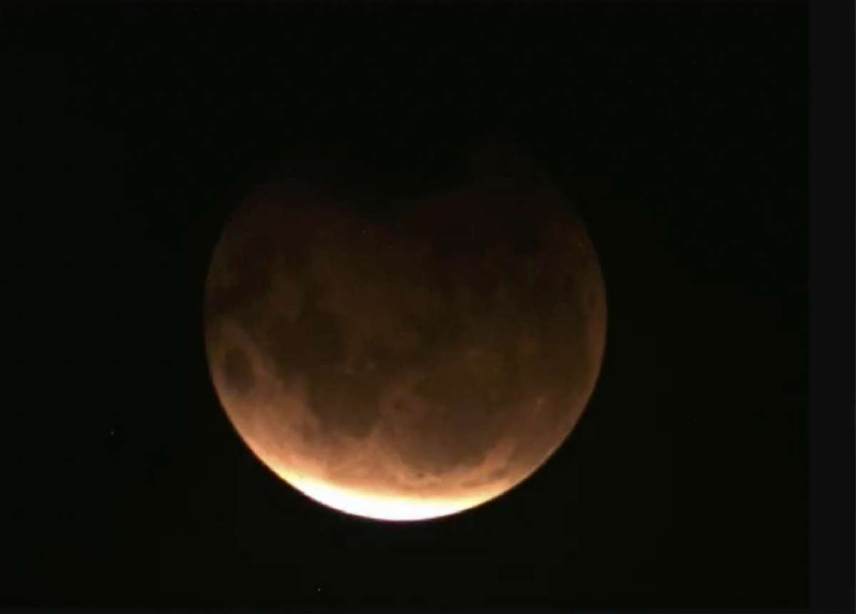 Superluna roja deleita los sentidos en el mundo
