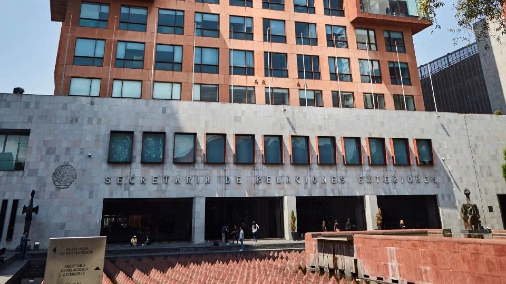 Trabajadores del Servicio Exterior Mexicano denuncian falta de pago