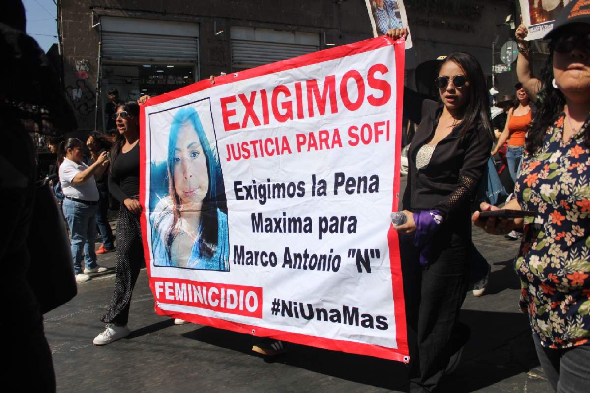 Mujeres reclaman justicia en marcha por el 25-N