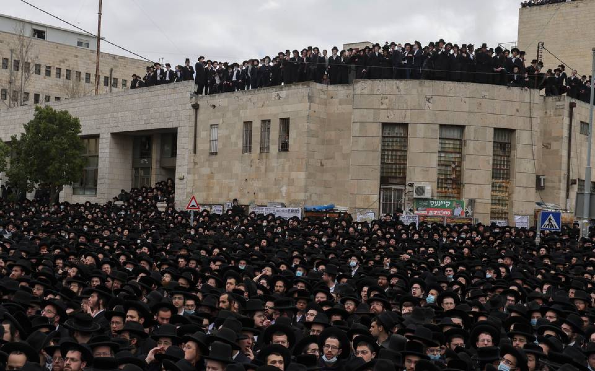 Multitud acude a funeral en Israel, pese a pandemia