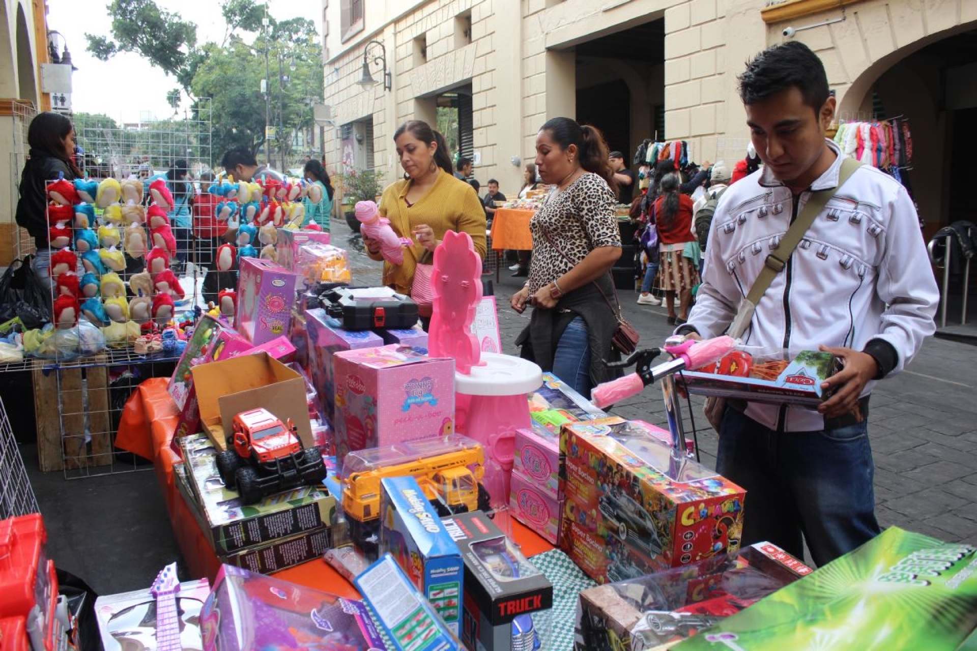 Piden a comerciantes no pelear por espacios en tianguis navideño