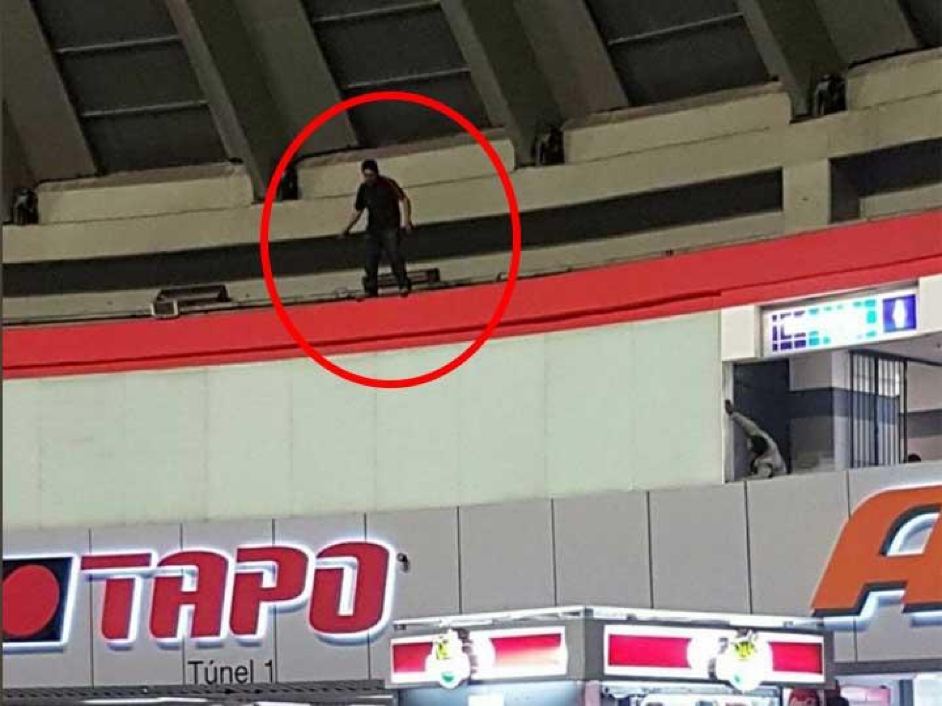 VIDEO: Hombre se lanza de cúpula de terminal de autobuses en CDMX