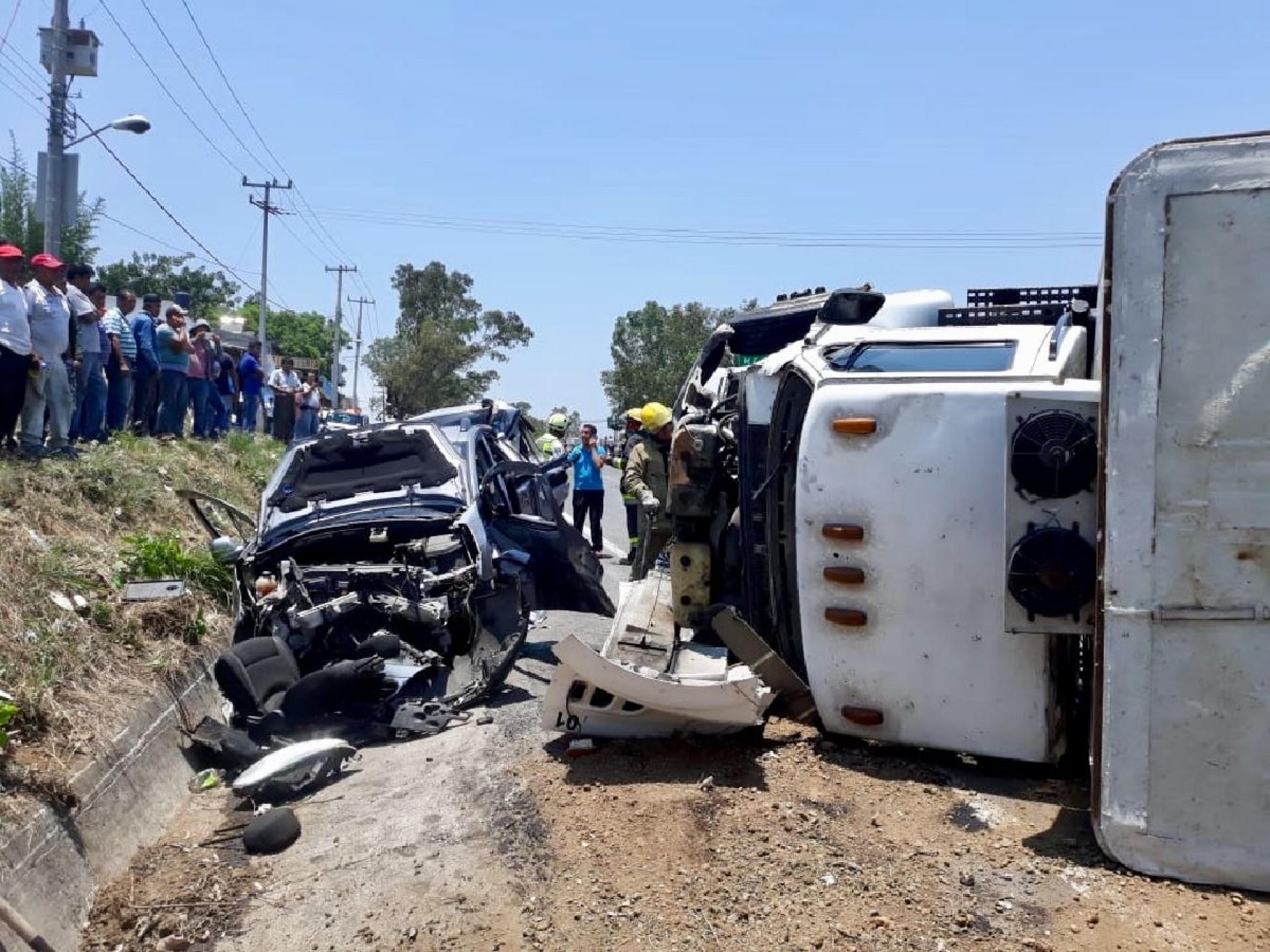 Tráiler sin frenos provocó la muerte de tres personas en Atlatlahucan