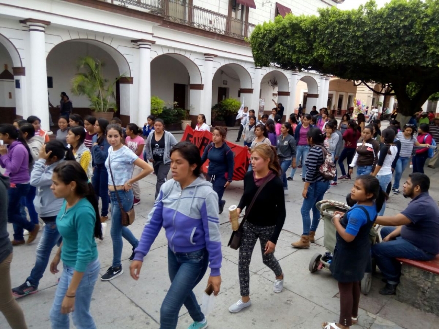 Normalistas de Amilcingo marchan en calles de Cuautla