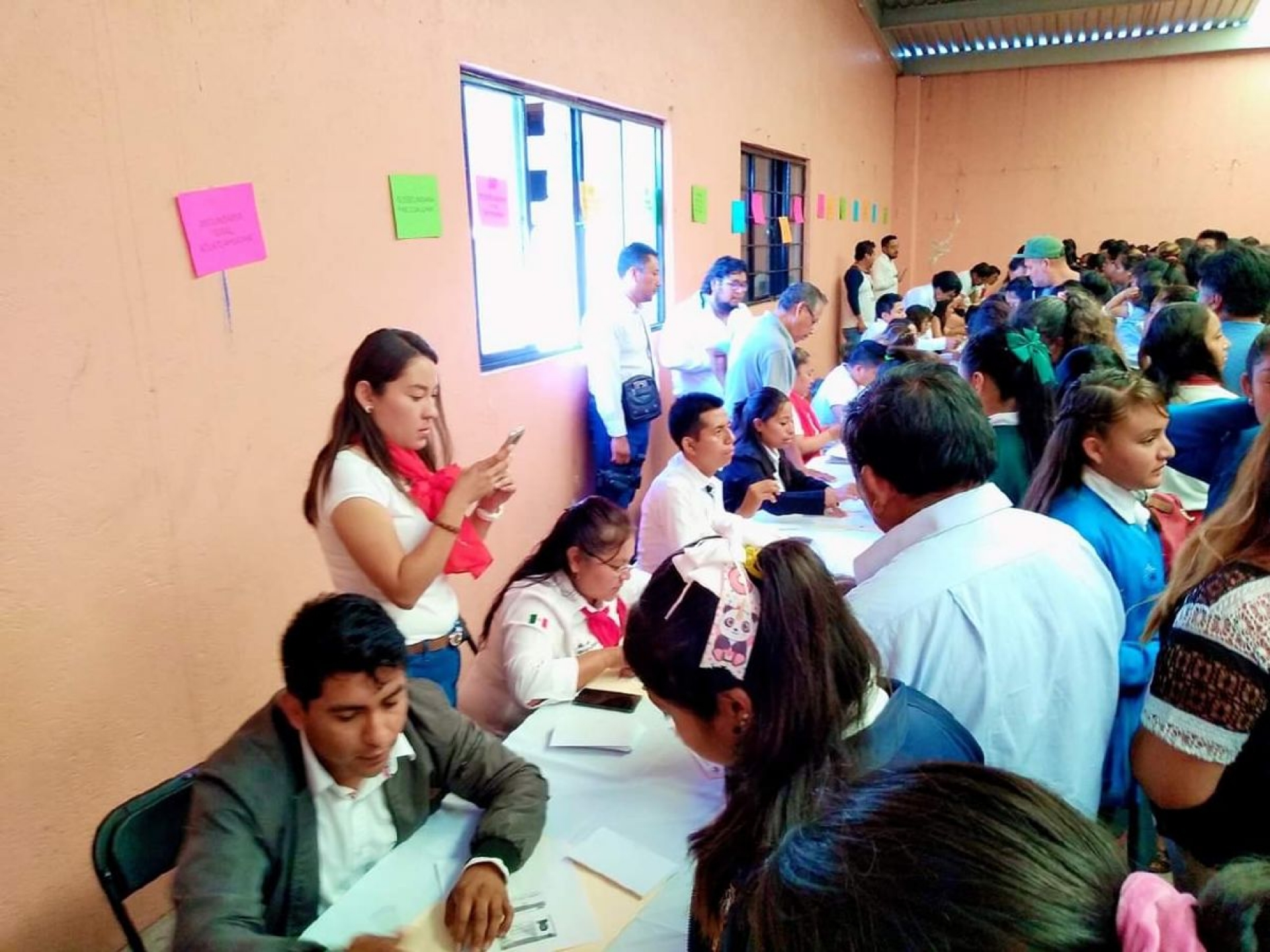 Alcalde de Atlatlahucan entrega 371 estímulos económicos a alumnos destacados