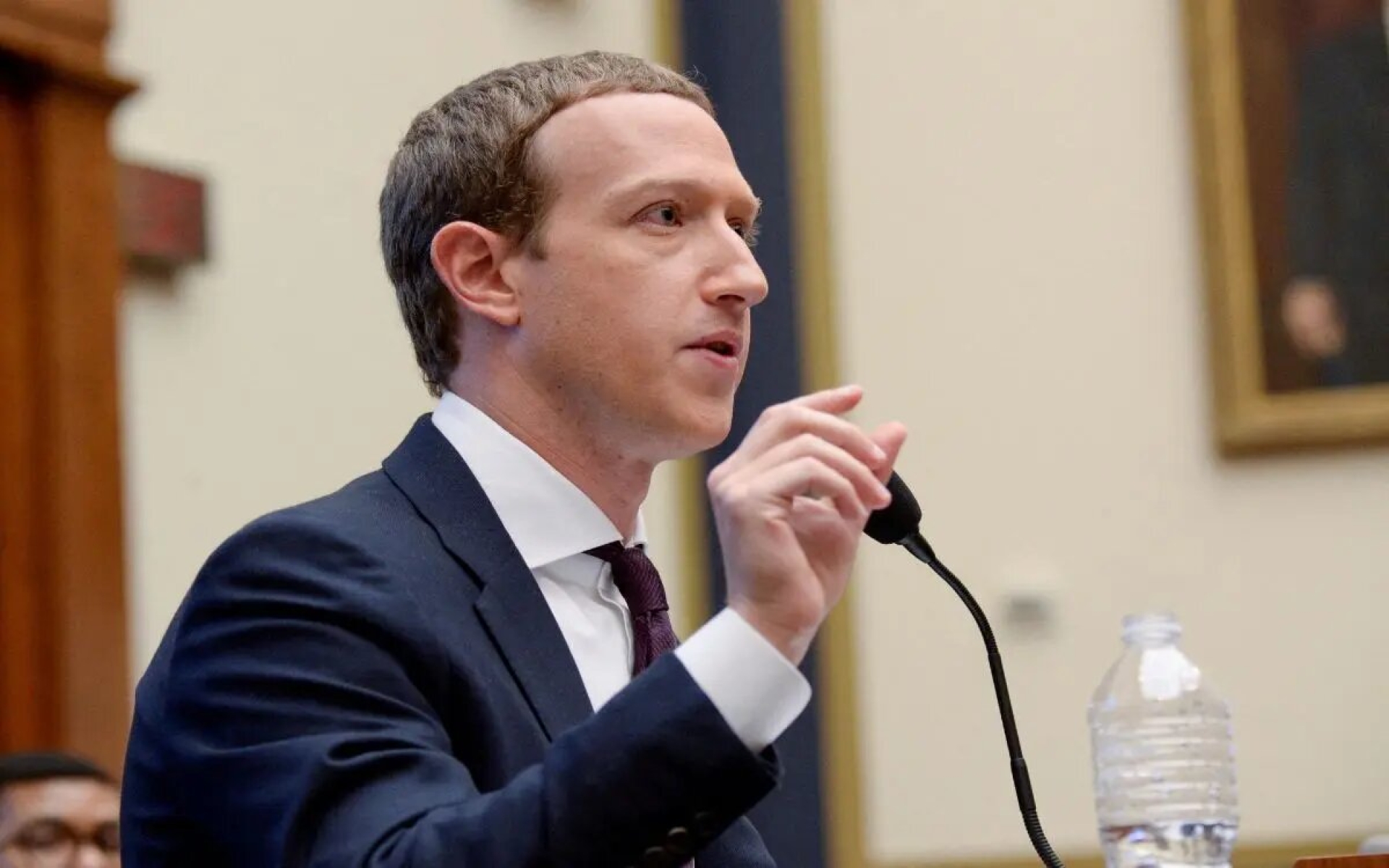 Zuckerberg y otros CEOs de redes sociales 'se enfrentan' al Senado de EU