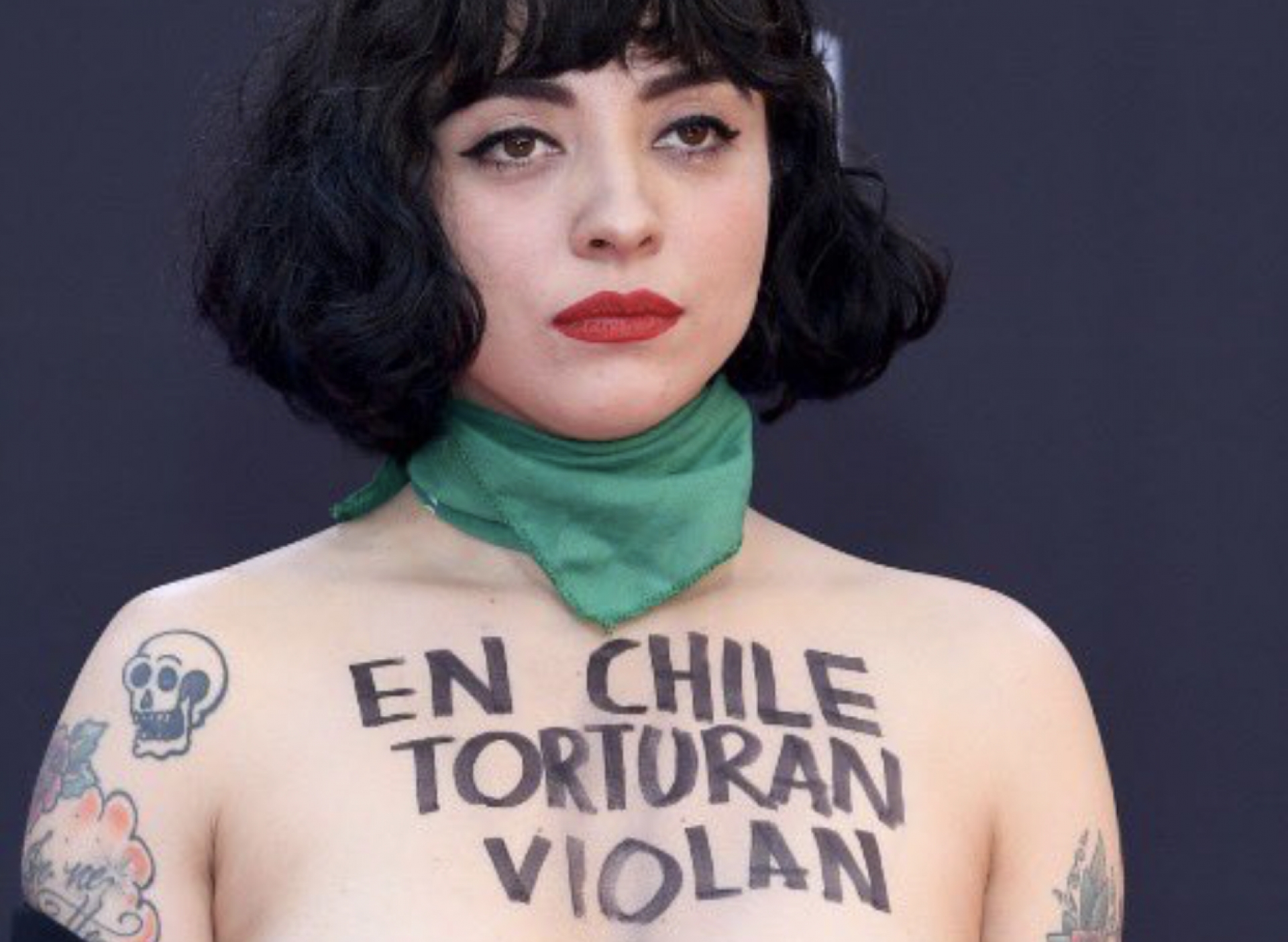 VIDEO: Como protesta, se desnuda Mon Laferte en los Latin Grammy 2019