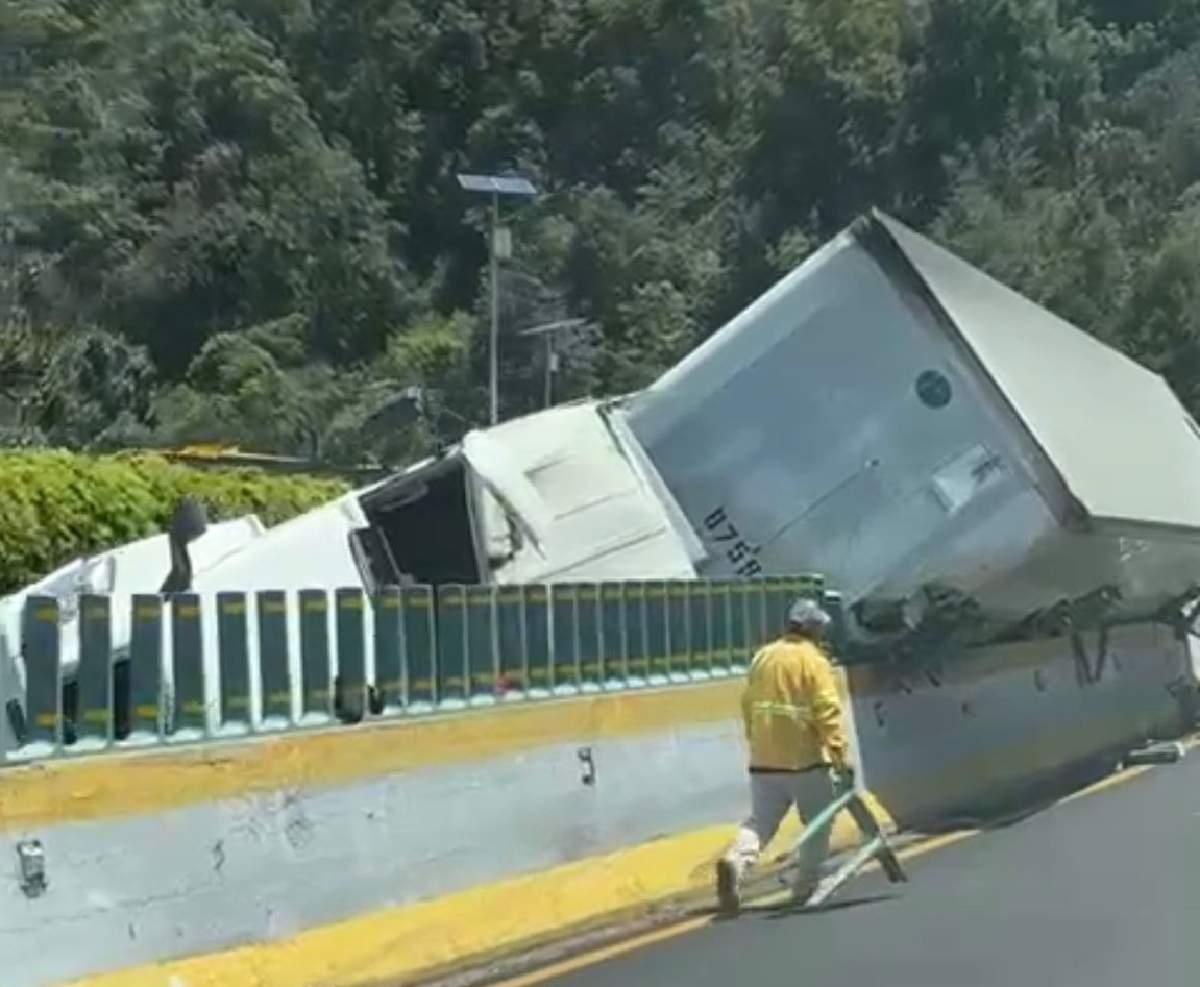 Vuelca tráiler cargado de papel higiénico en “La Pera”