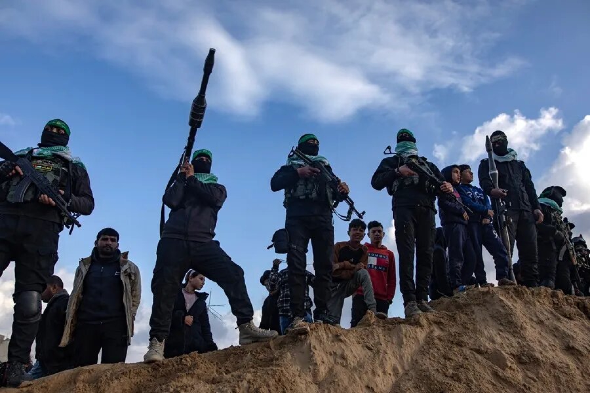 Hamás entrega seis rehenes a Israel en medio de creciente tensión