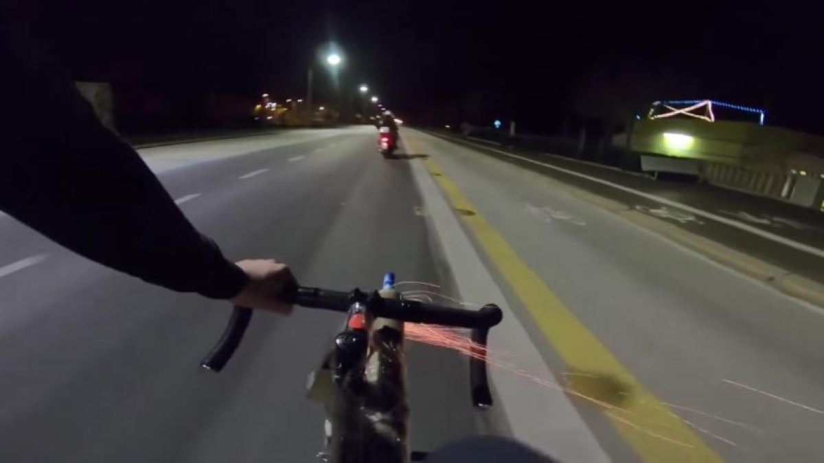 VIDEO: Ciclista se defiende de motociclista... ¡con cohetes!