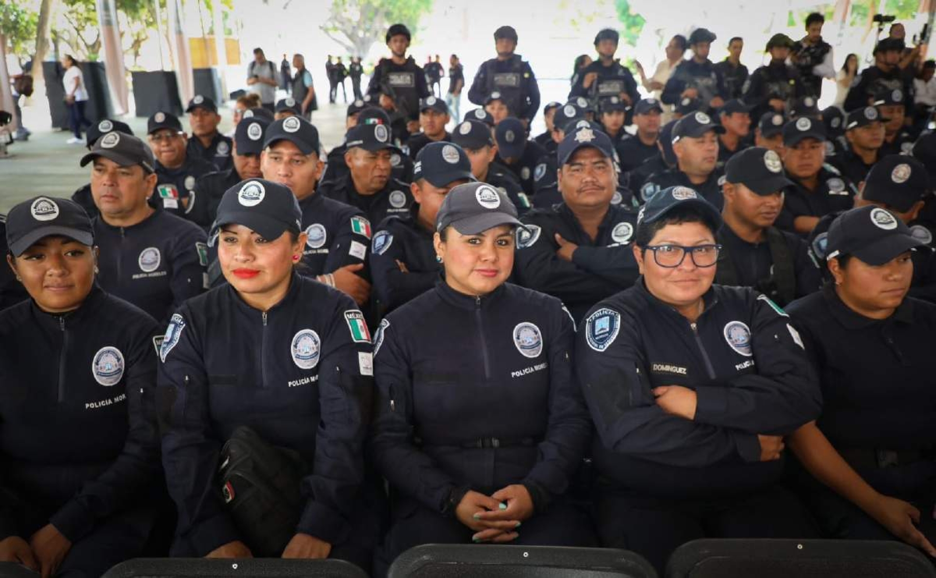 Concretan aumento salarial a policías