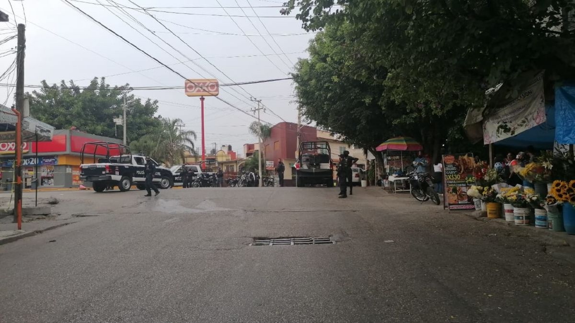 Balean a dos hombres afuera de un minisúper; uno murió