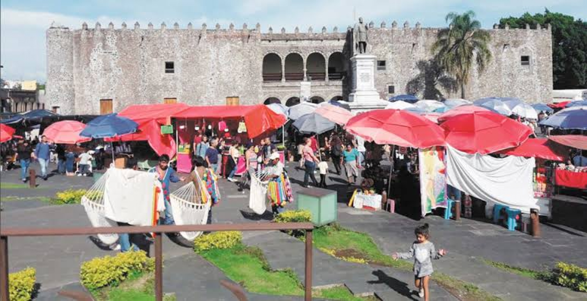 Artesanos exigen reinstalación
