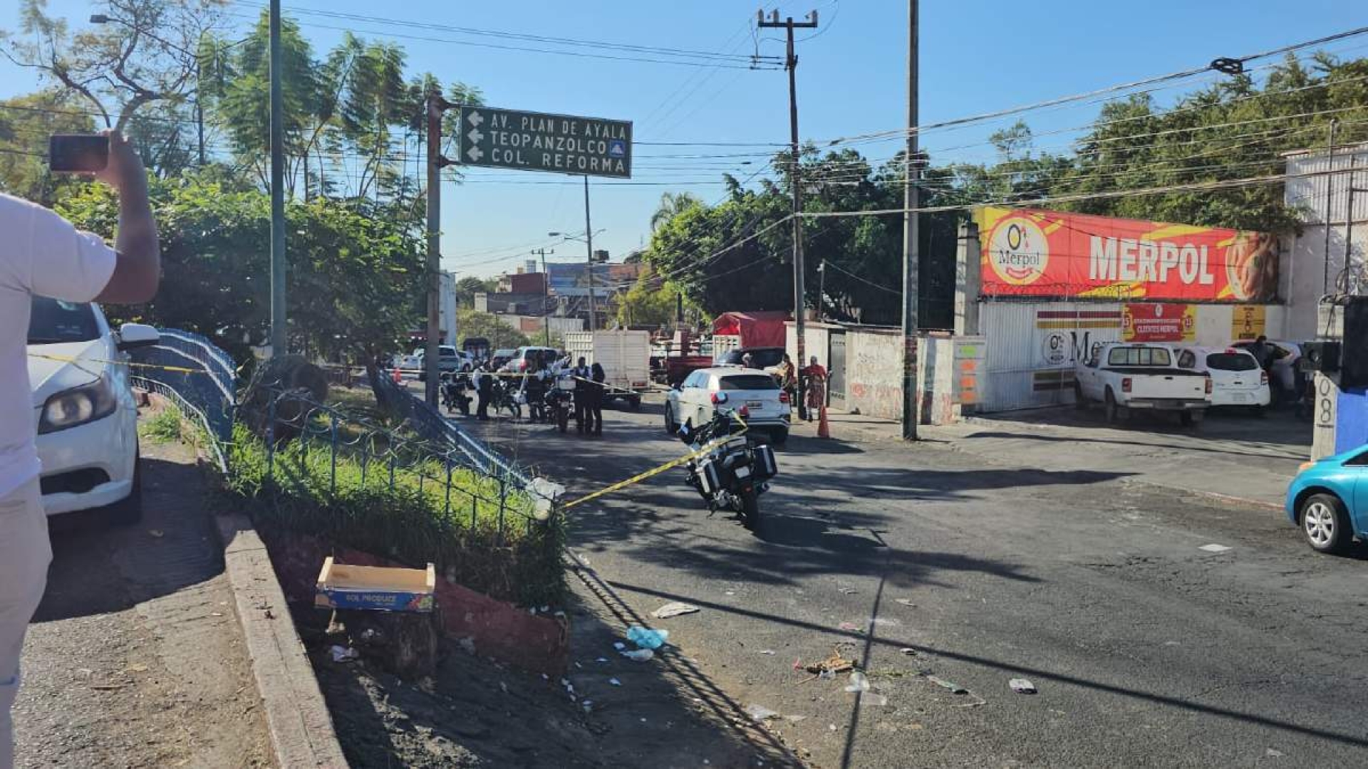 Hallan sin vida a indigente en una jardinera