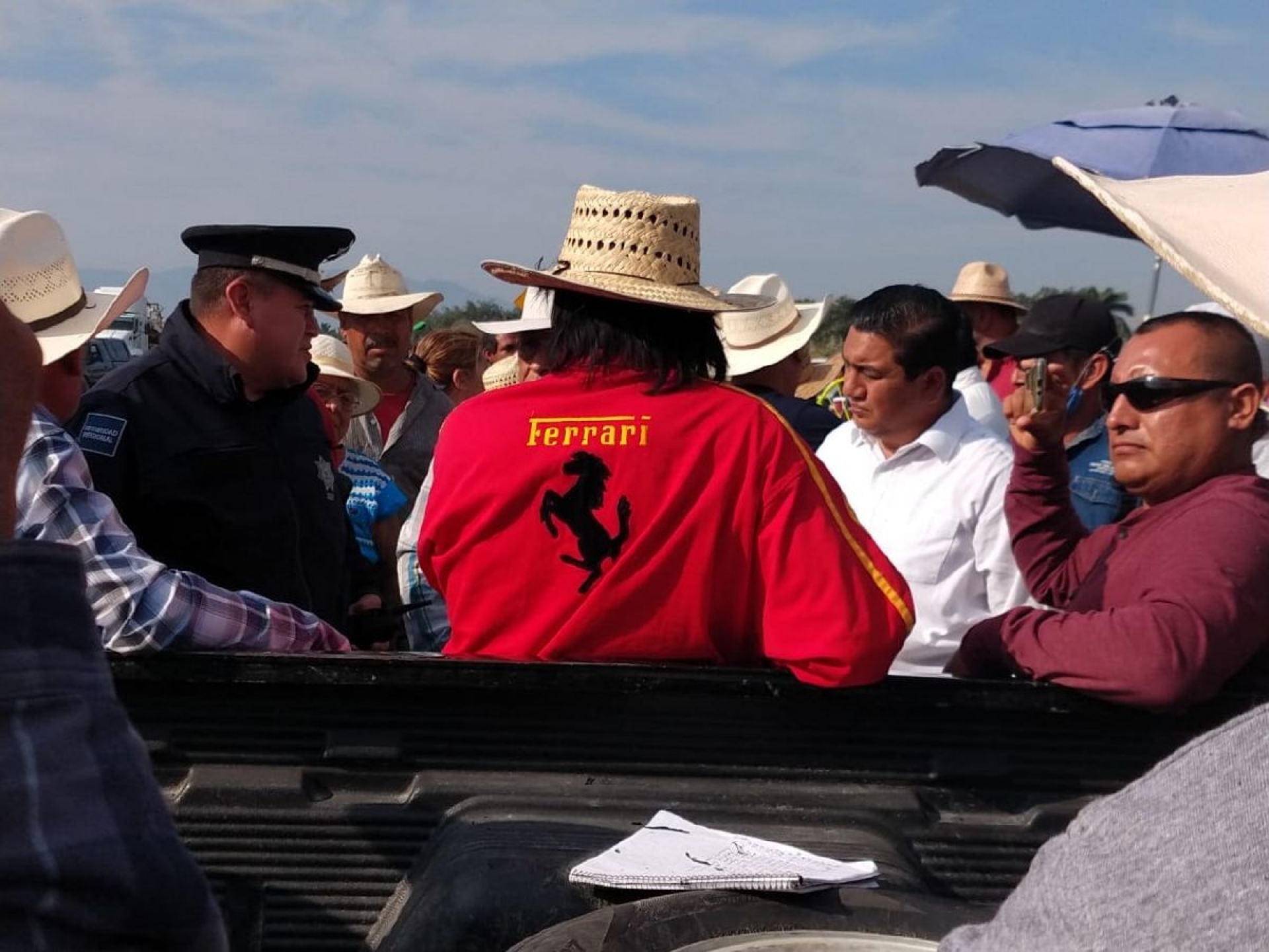 Ejidatarios cierran autopista Siglo XXI
