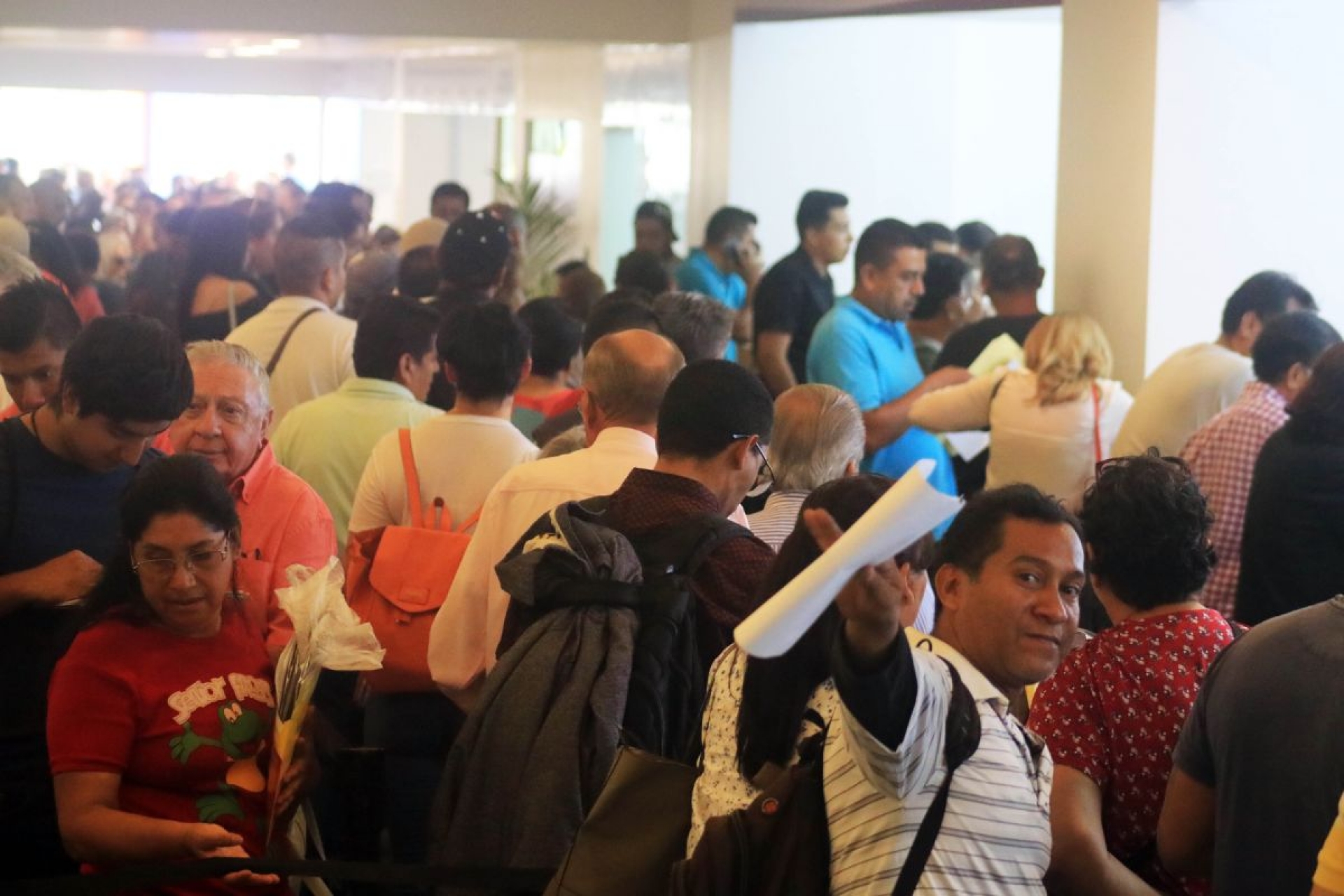 Miles de personas acuden cada día al reemplacamiento