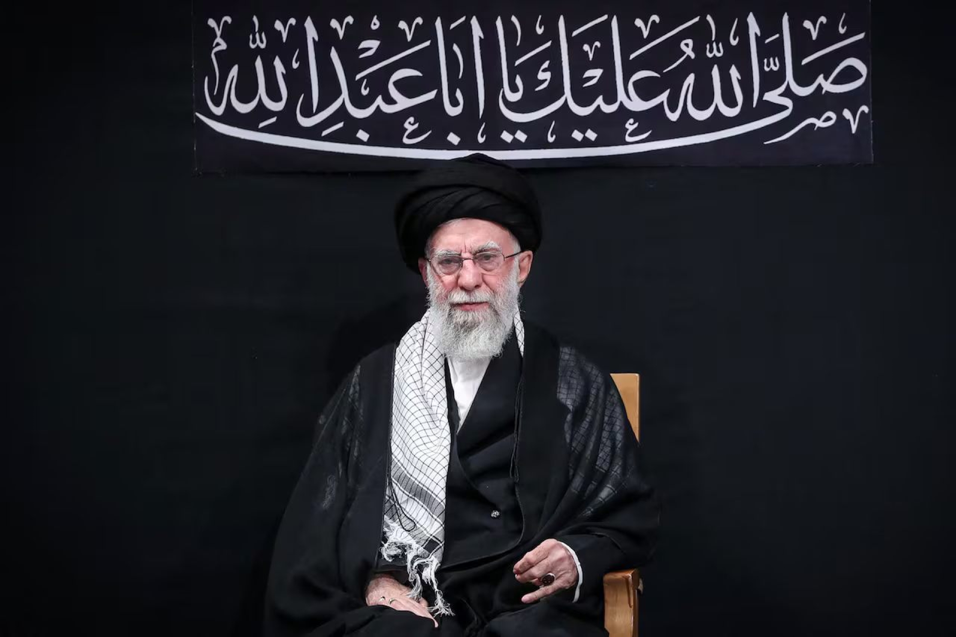 Líder supremo de Irán aparece en público por primera vez desde guerra con Israel