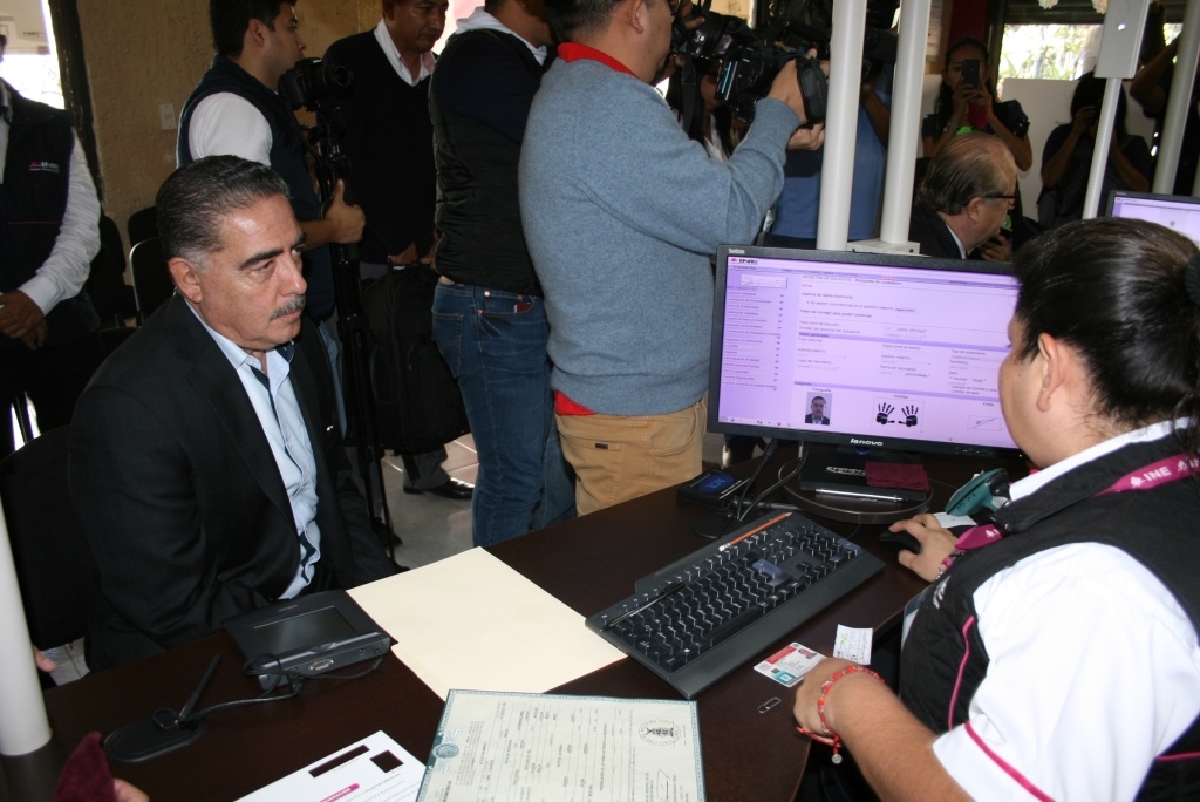 Promueve INE la credencialización