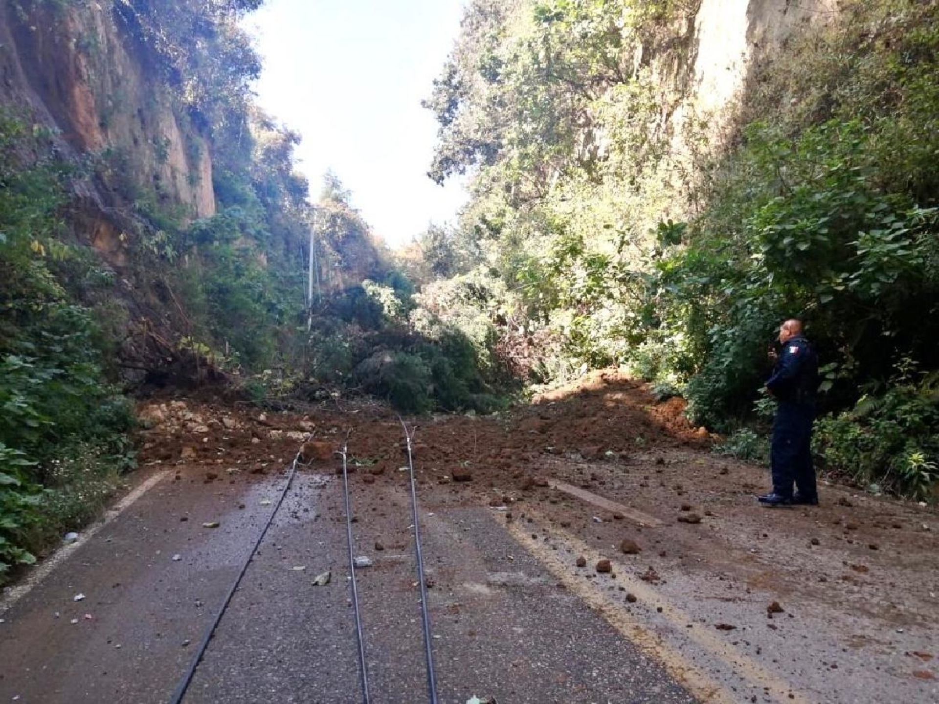 Derrumbe bloquea carretera “La Espada”