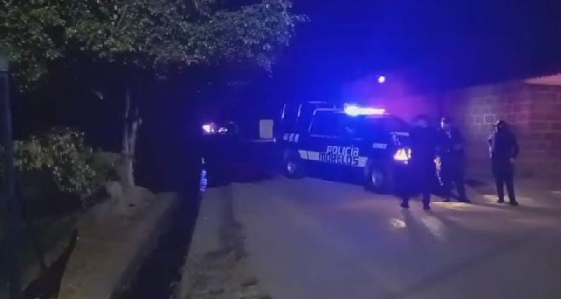 Dejan dos cadáveres en un taxi