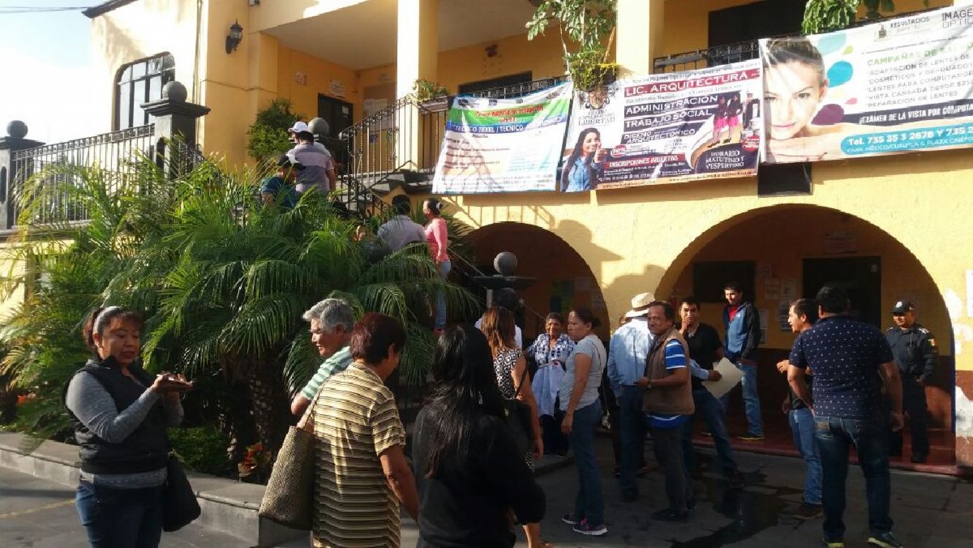 Continúa tomada la alcaldía de Atlatlahucan por los extrabajadores