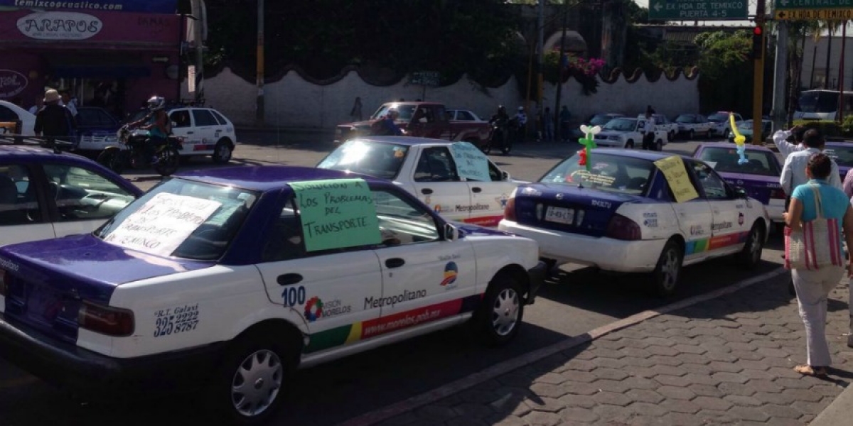 Se manifiestan taxistas en el Ayuntamiento de Temixco