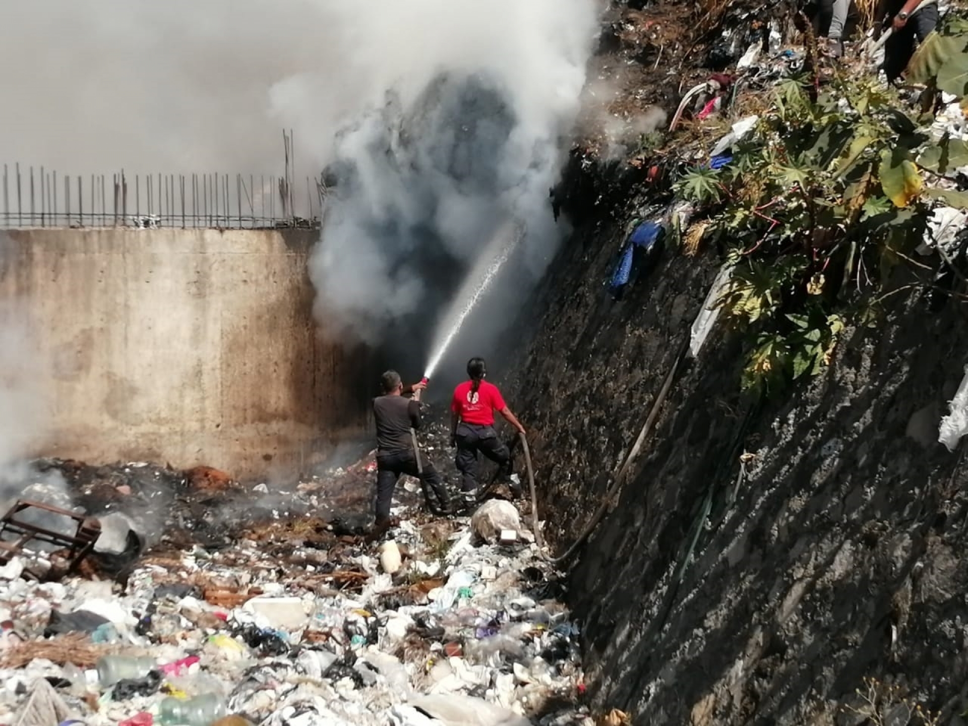 Incendio de tiradero de basura en Yautepec provoca contaminación