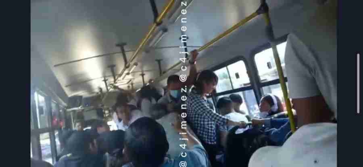 'Patada voladora': pasajeros protagonizan pelea en autobús