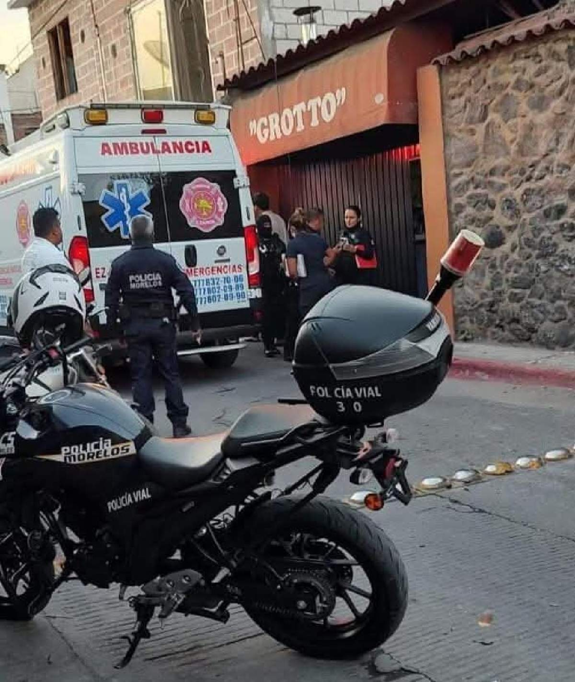 Balean a tres personas en una pizzería