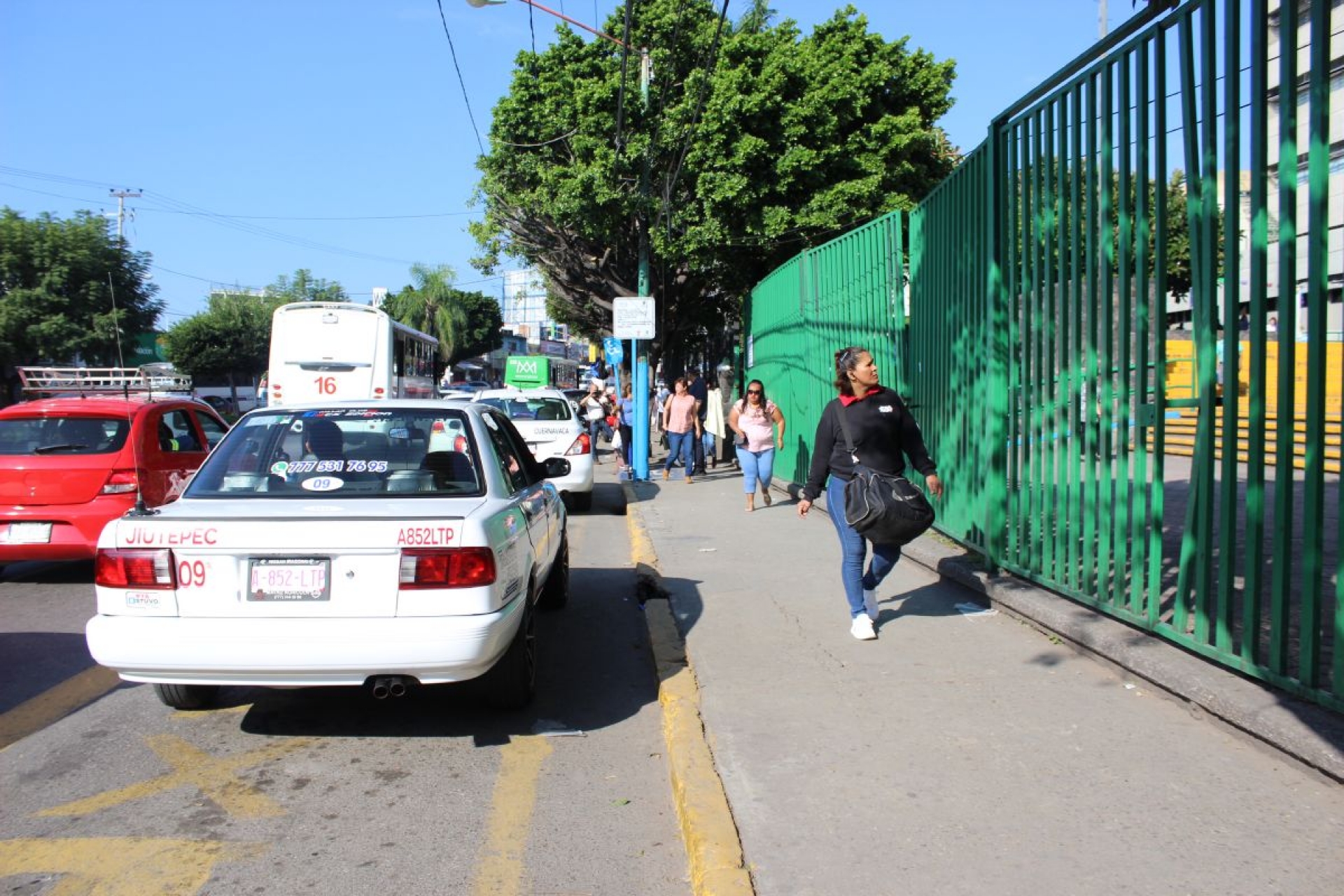 También retiran de alrededores del IMSS motocicletas mal estacionadas