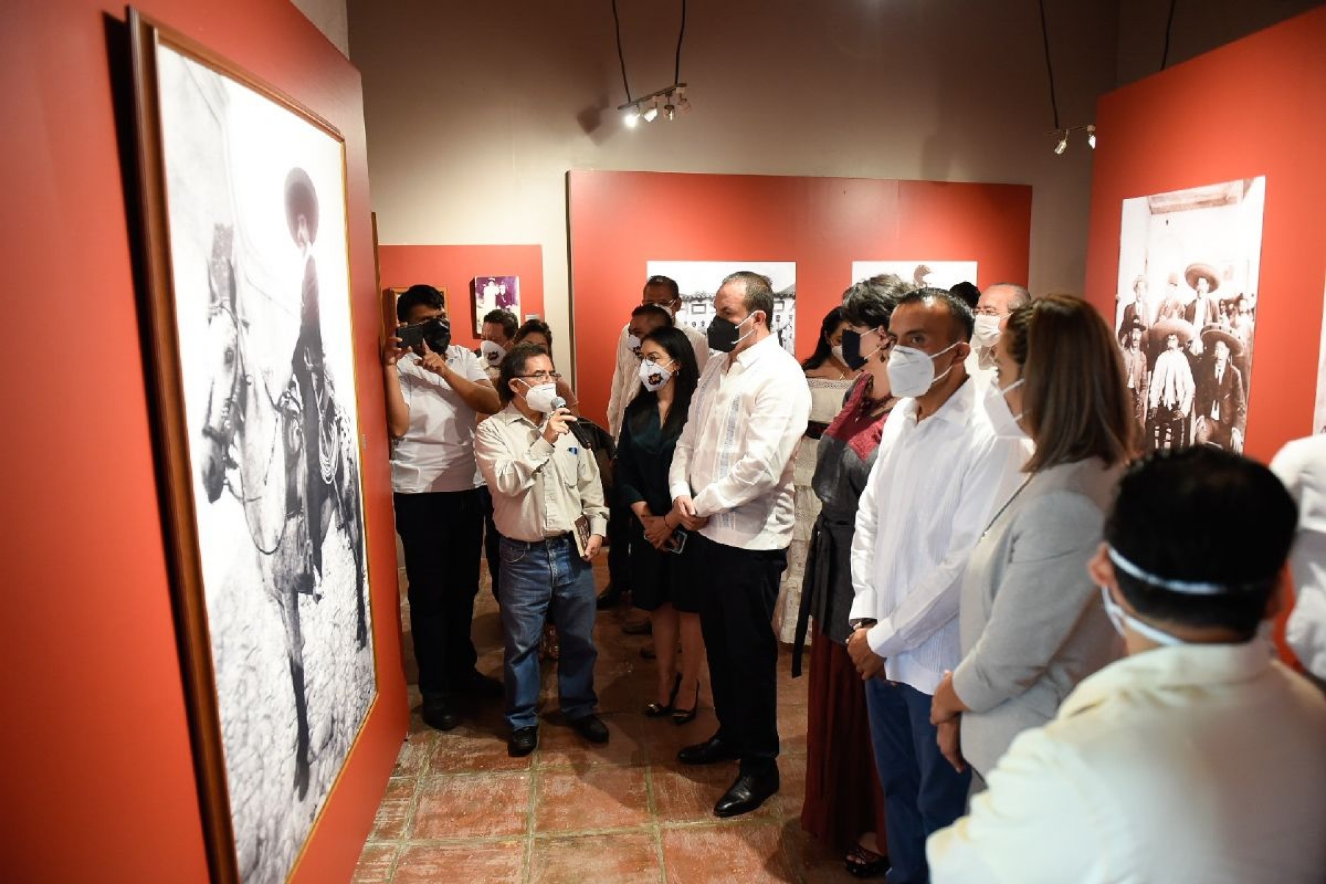 Inaugura Cuauhtémoc Blanco muestra gráfica “Rostros del Zapatismo”