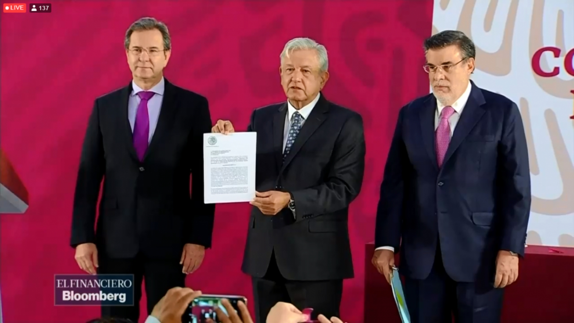 AMLO firma iniciativa para cancelar la Reforma Educativa