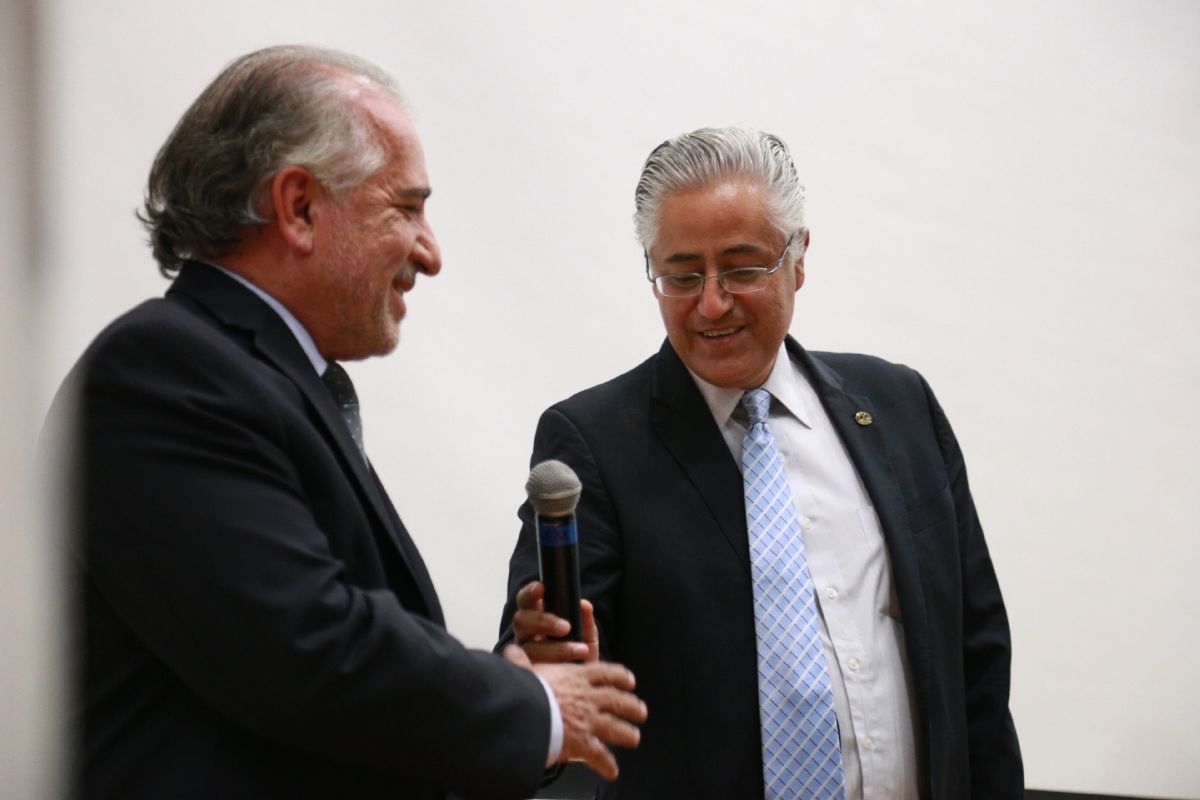 Gustavo Urquiza tomó protesta como rector de la UAEM