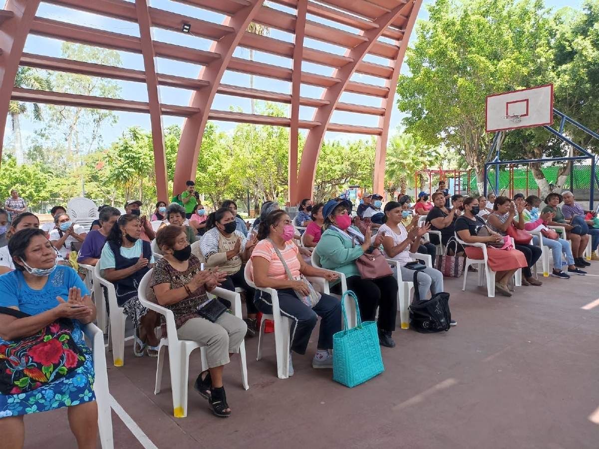 Entregan en Jojutla 100 anteojos gratuitos