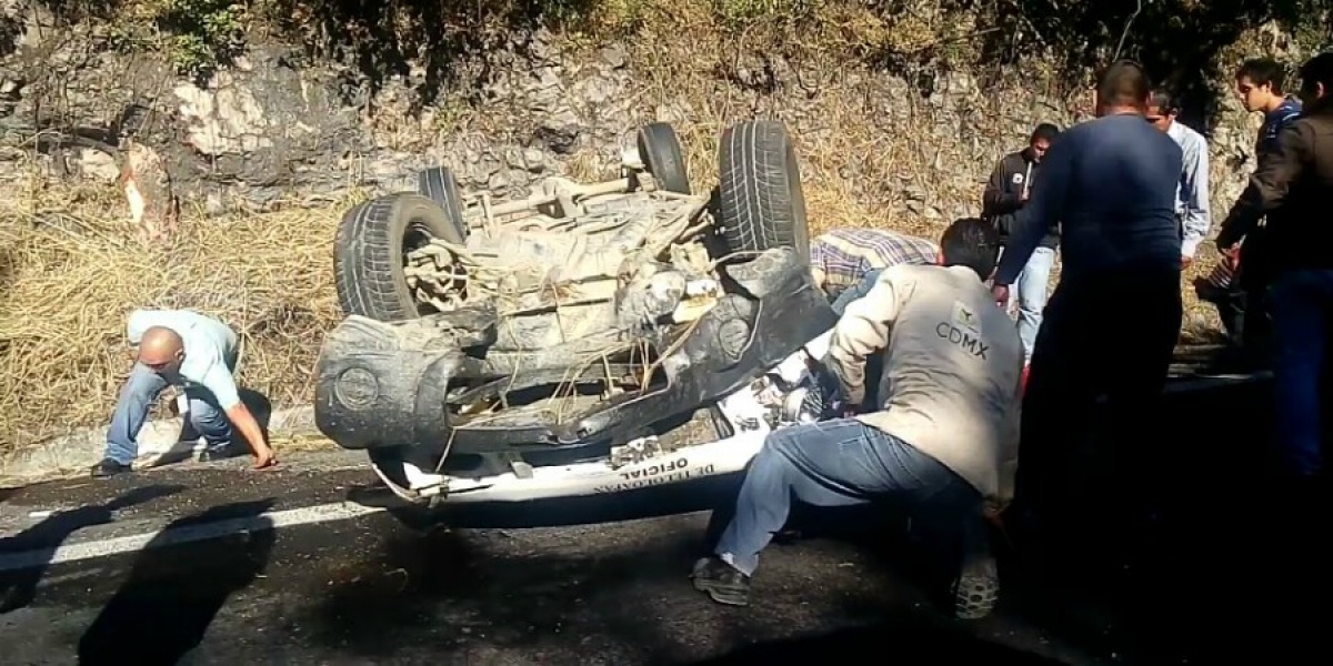 Vuelca camioneta en el Cañón de Lobos
