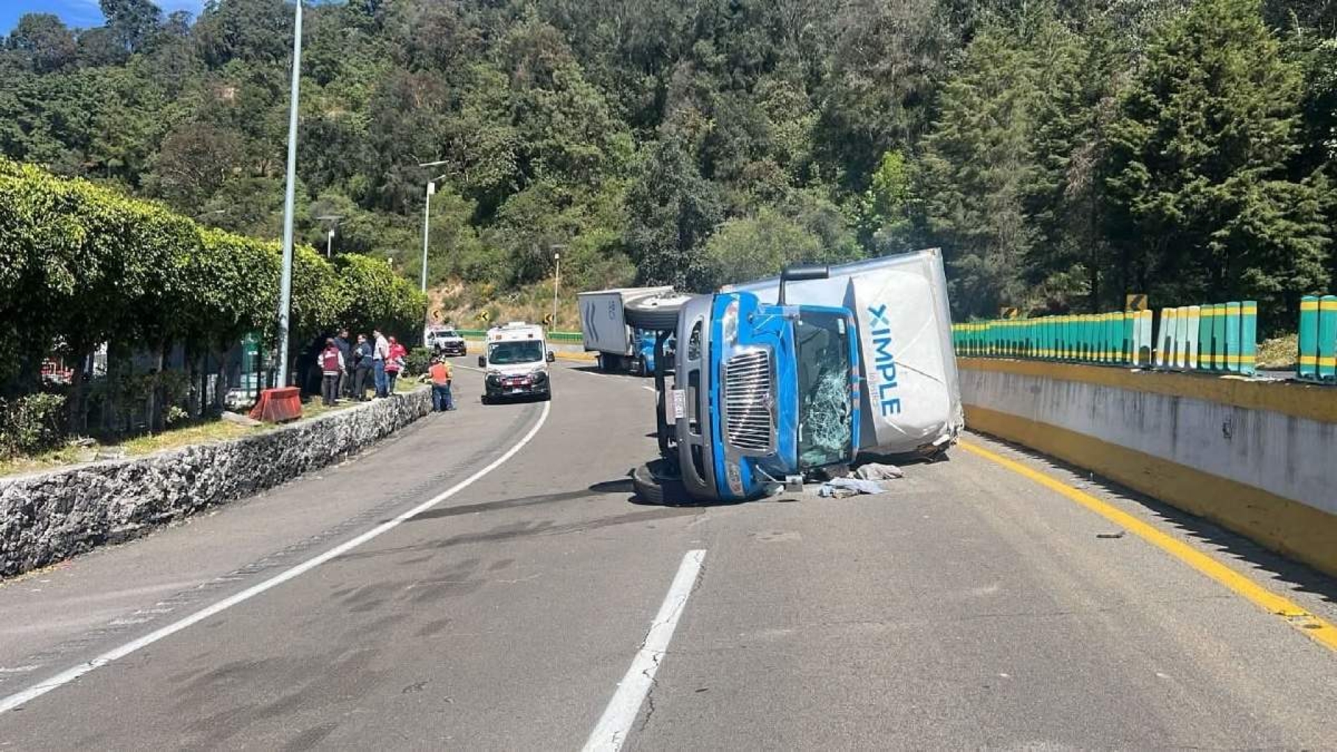 Volcadura en 'La Pera' deja dos lesionados