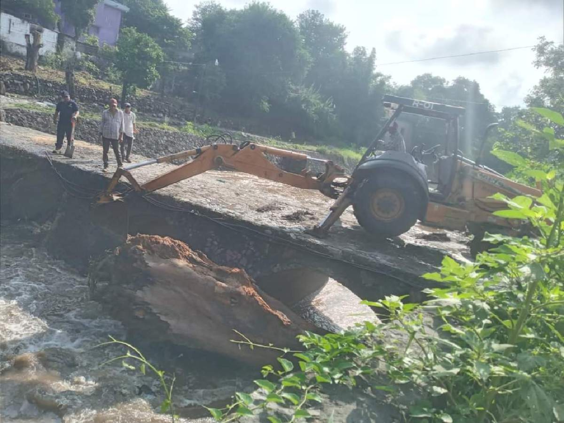 Retira PC de Mazatepec tronco en el río Tembembe