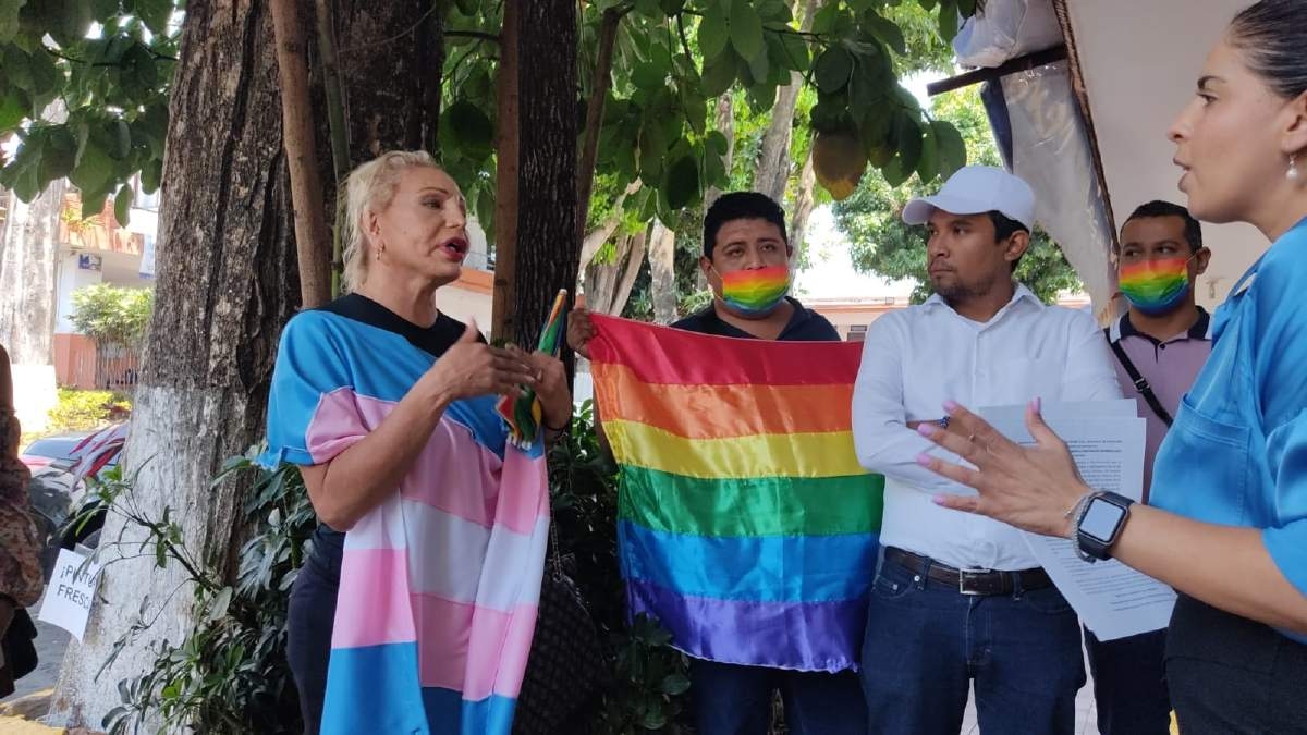 Protesta comunidad lésbico gay contra funcionaria