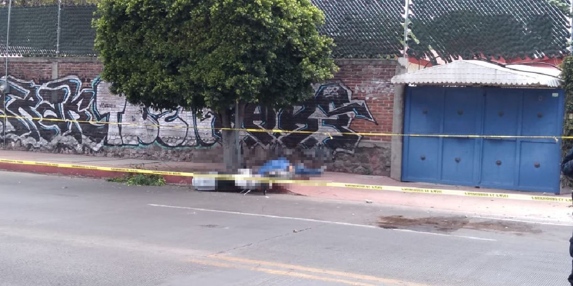 Fallece motociclista al chocar contra un poste