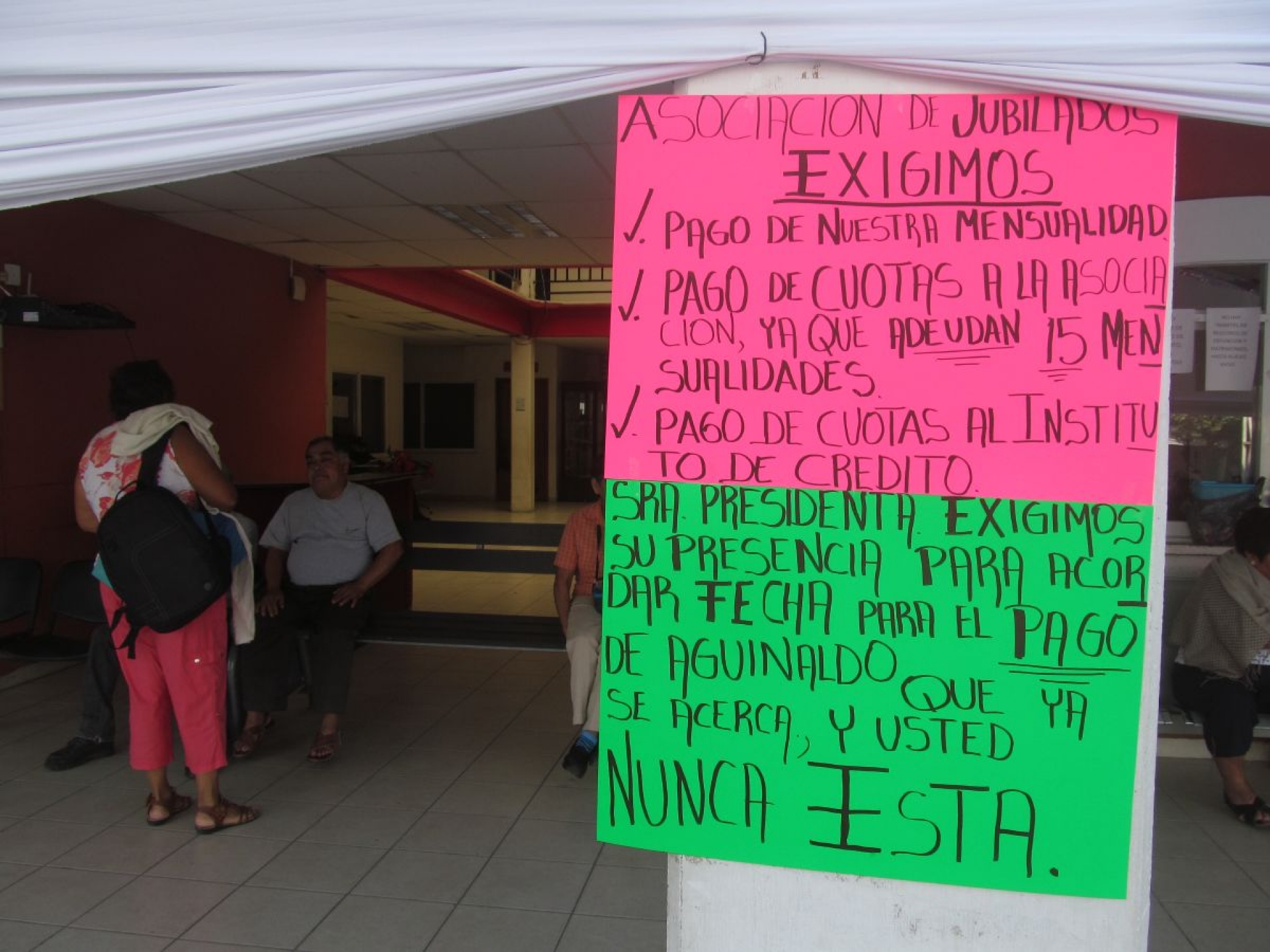 Jubilados de Puente de Ixtla toman la presidencia y les pagan su mensualidad