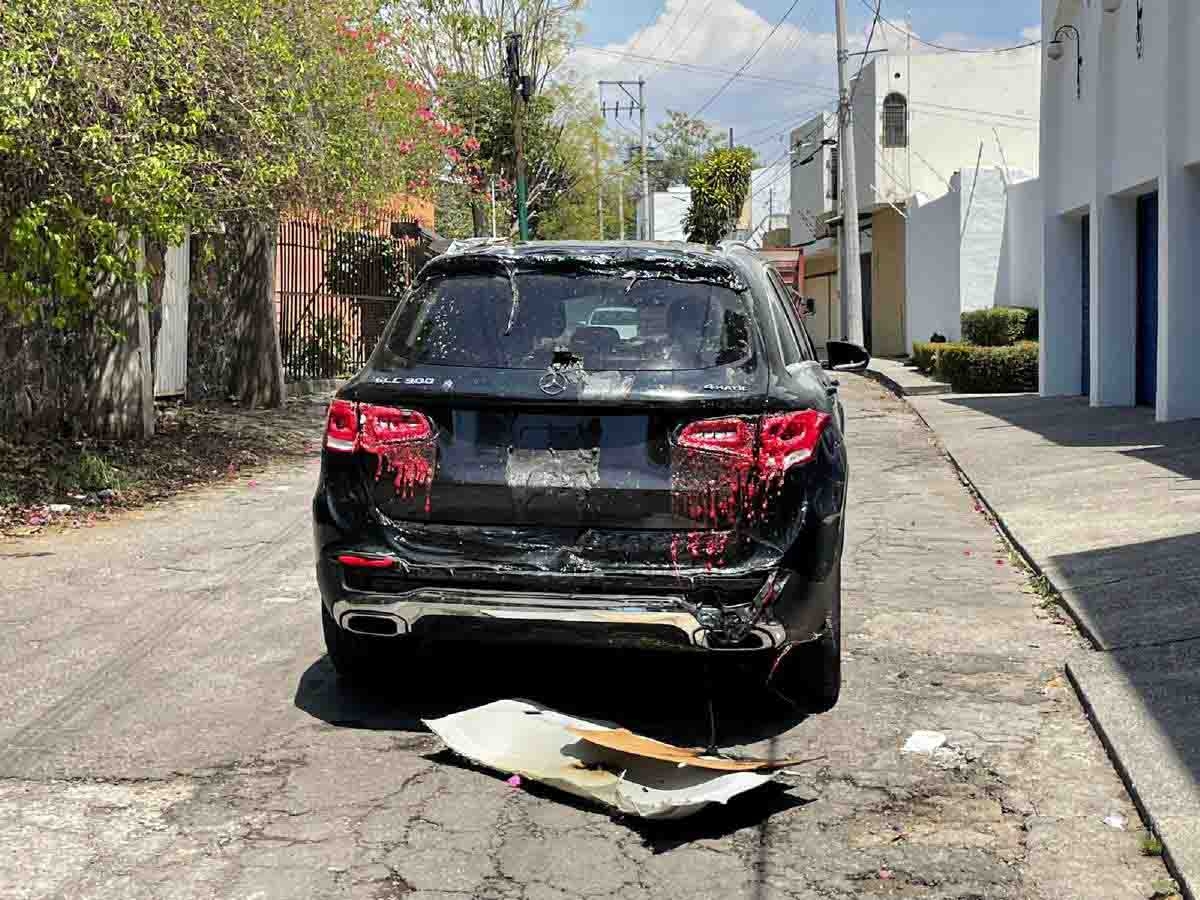 Se intoxican dos personas durante incendio en una casa