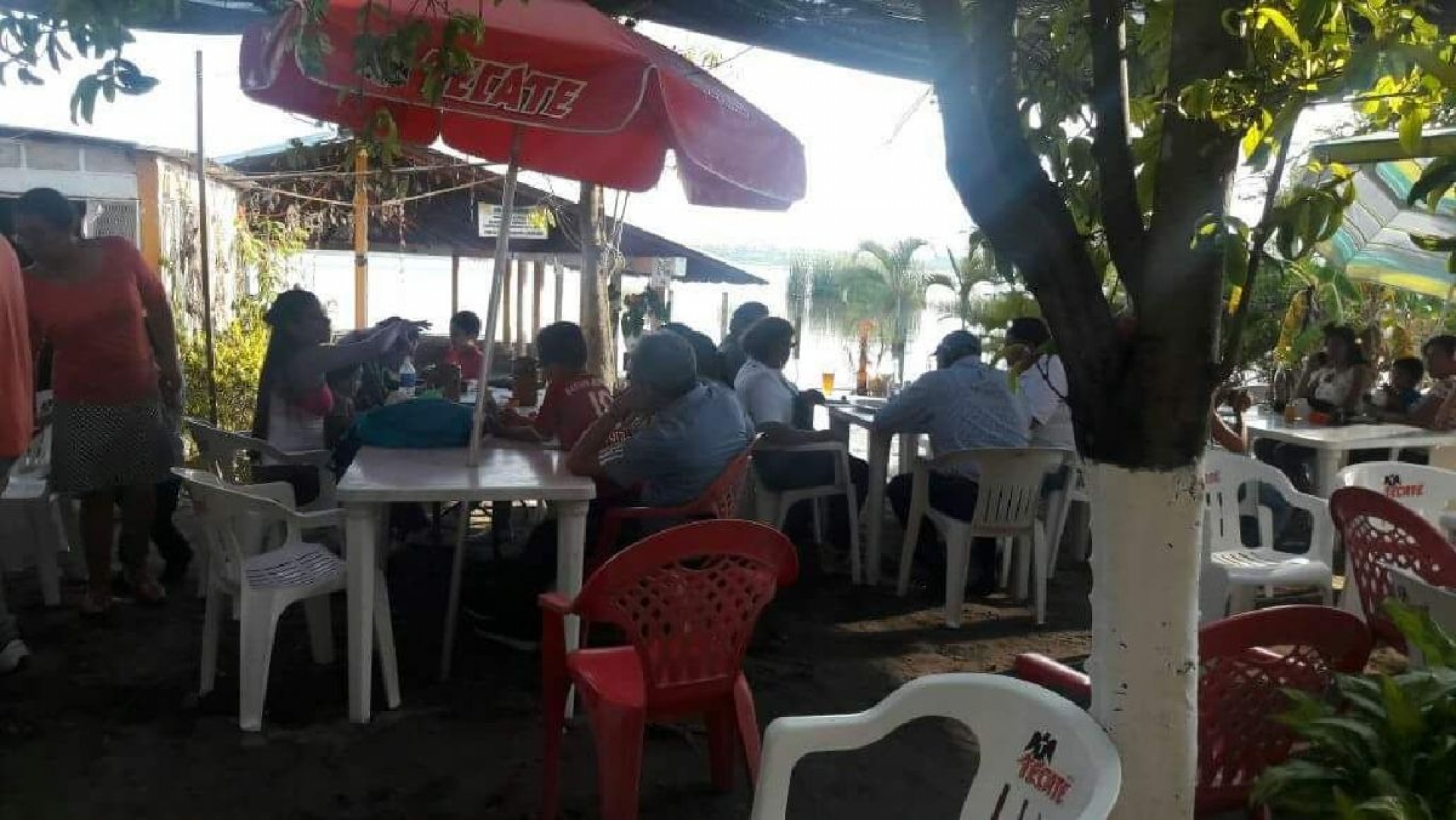 Repunta afluencia de visitantes en palapas de Coatetelco durante Semana Santa