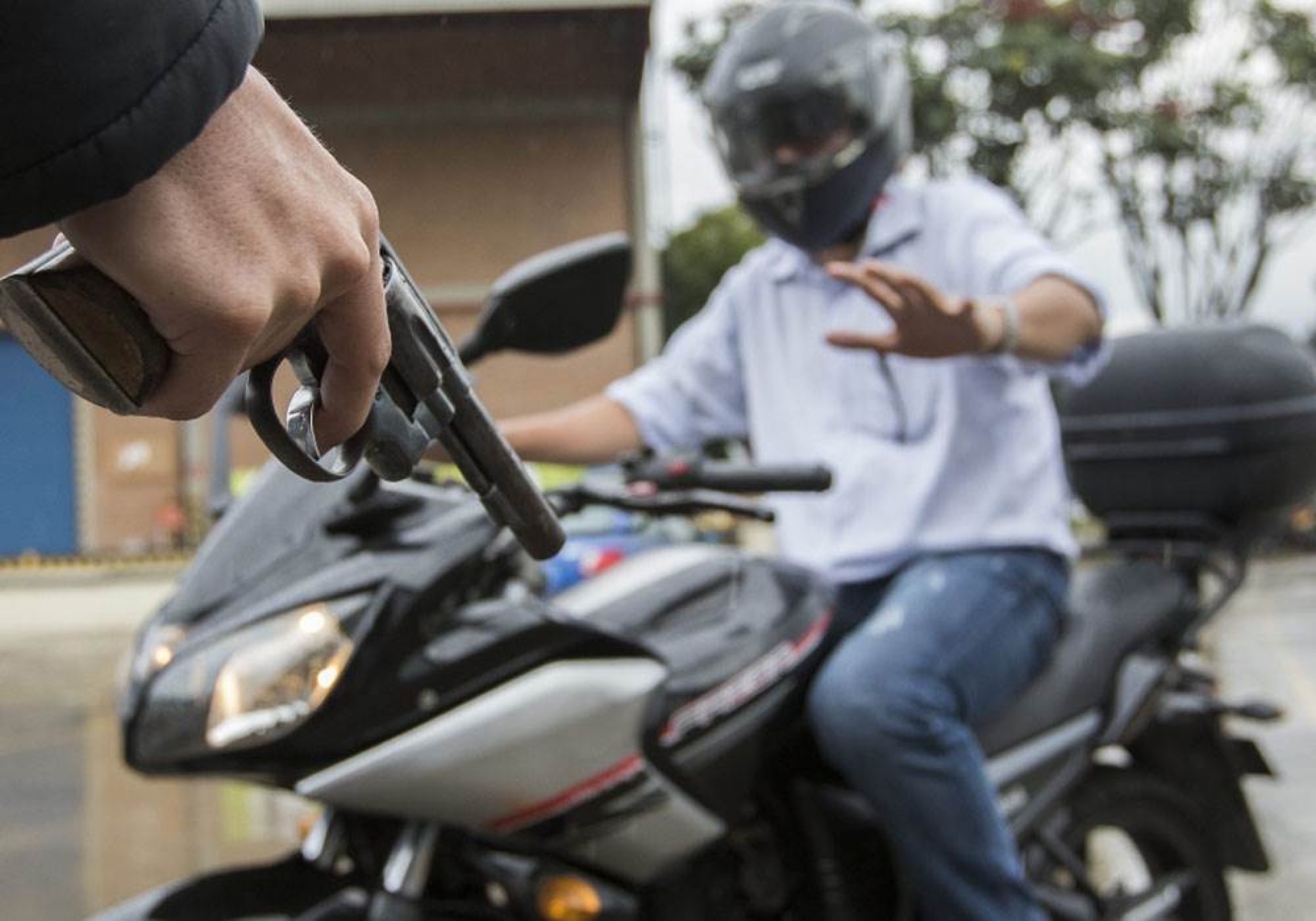 Individuos armados lo despojaron de su moto
