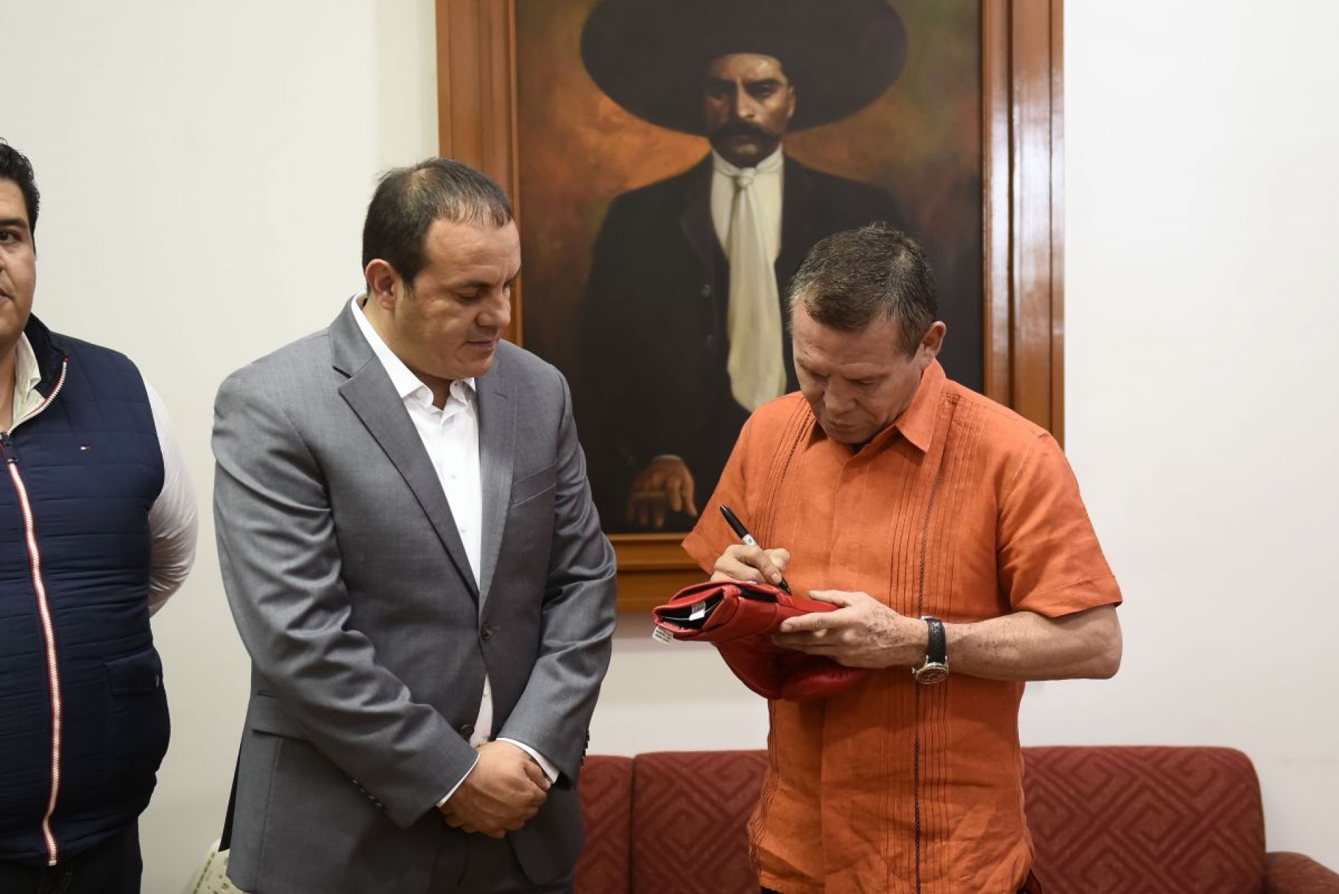 Julio César Chávez ofrece apoyo para combatir adicciones