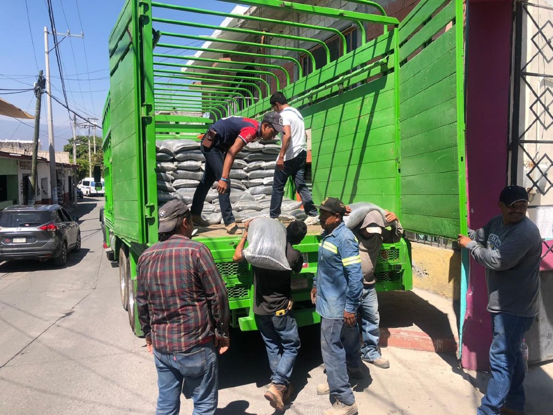 Llegan 40 toneladas de arroz y frijol para familias vulnerables de Yautepec