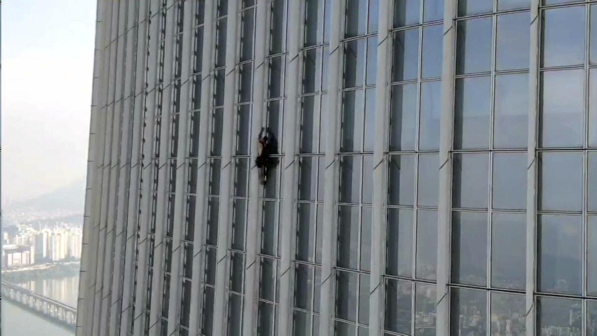 Británico es detenido tras escalar más de la mitad de un rascacielos de Seúl (Video)