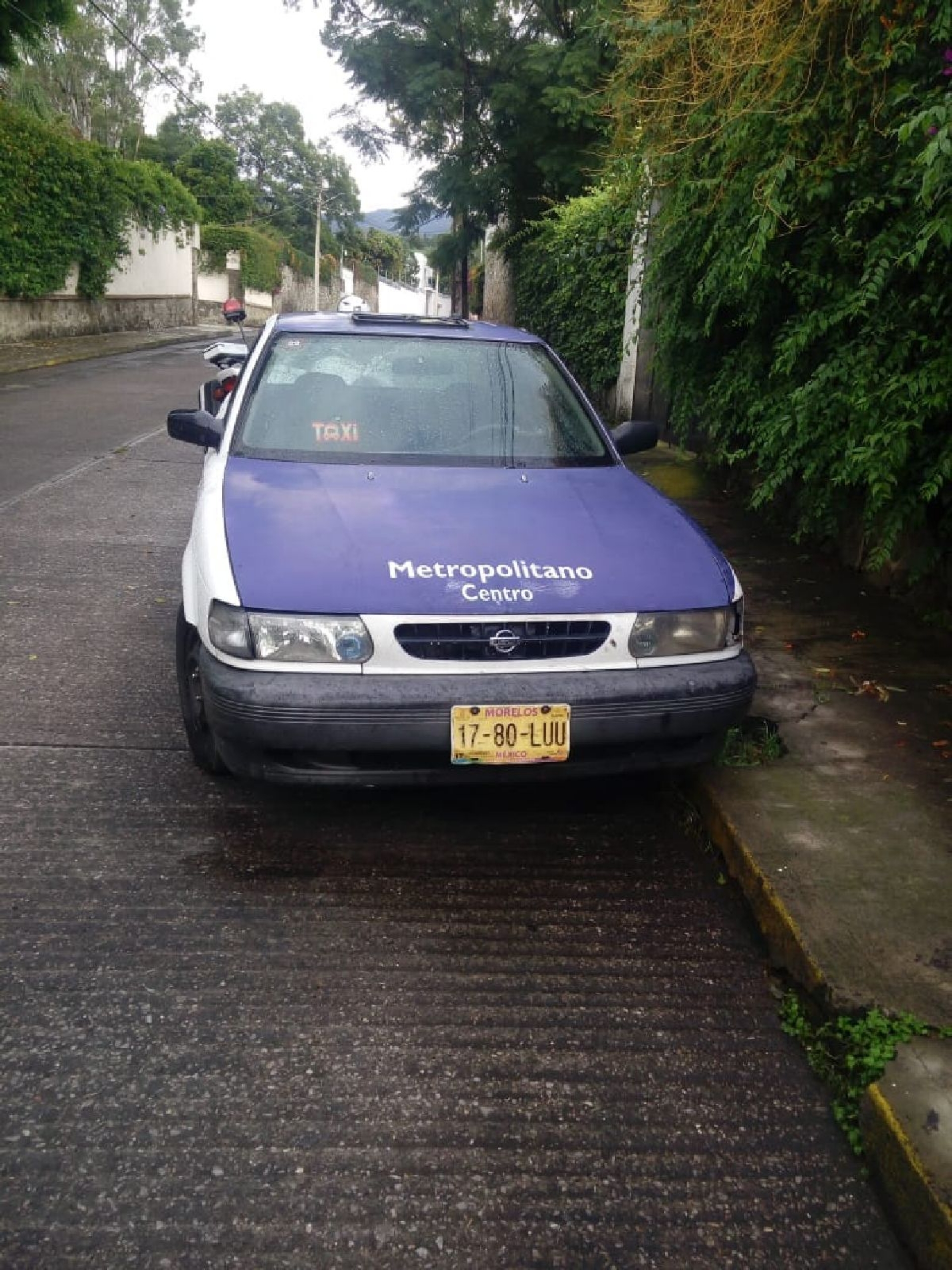 Hallan desvalijado un taxi que robaron horas antes