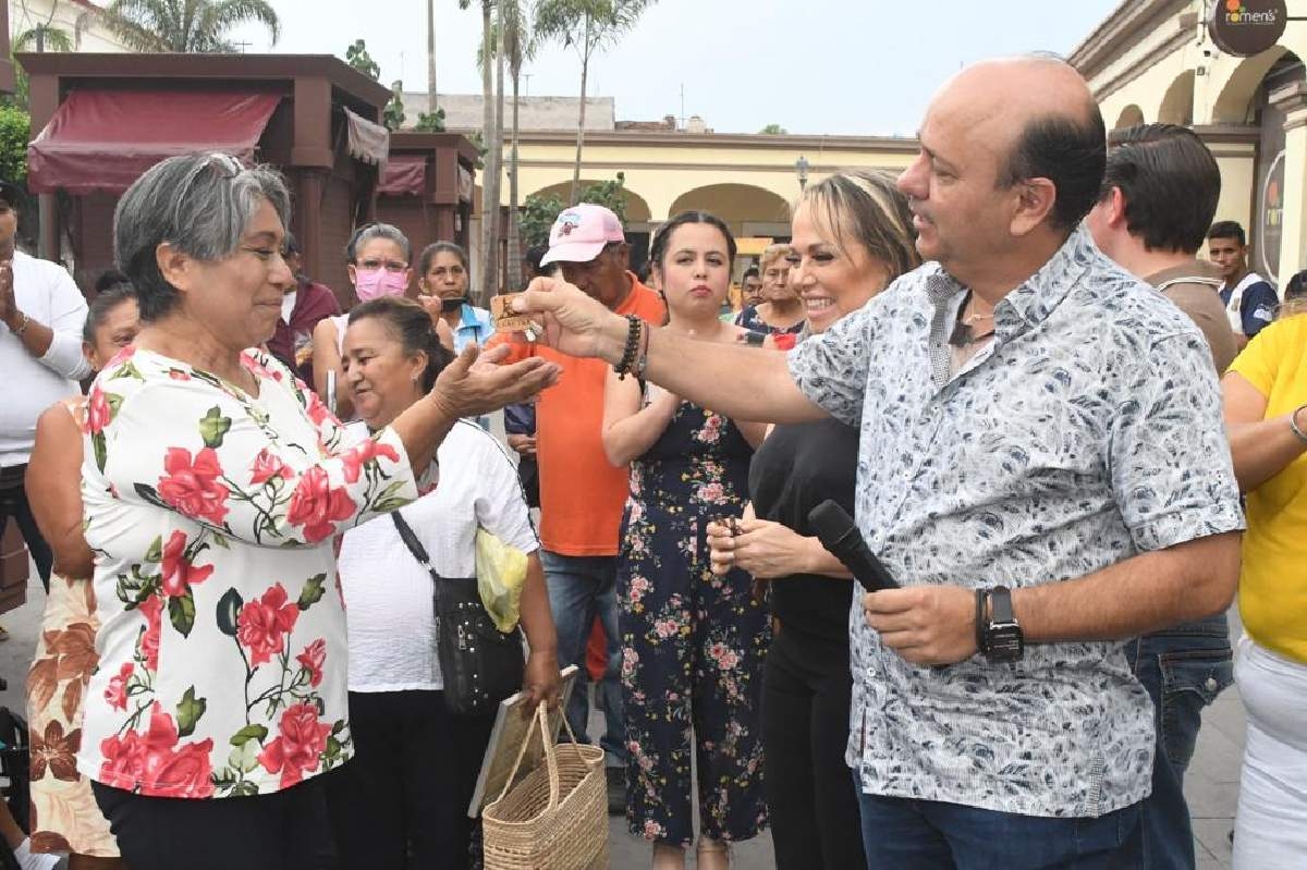 Reciben voceadores y artesanos espacios dignos en el zócalo de Cuautla